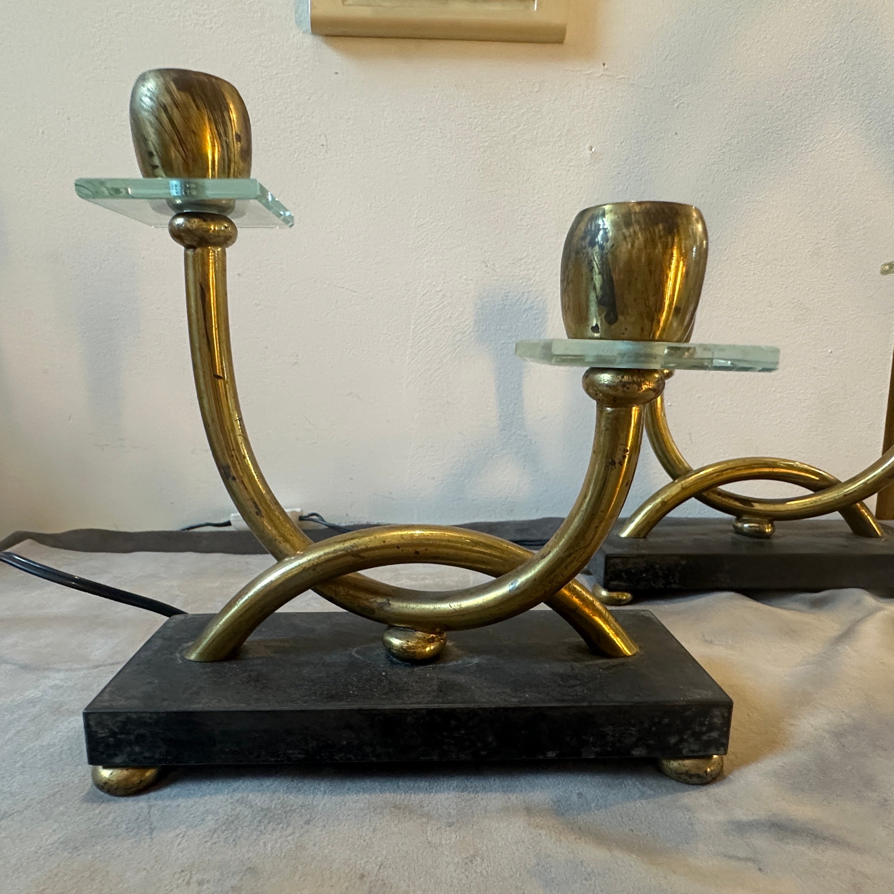 Two 1930s Giò Ponti style Art Deco Brass, Marble and Glass Italian Table Lamps In Good Condition For Sale In Aci Castello, IT