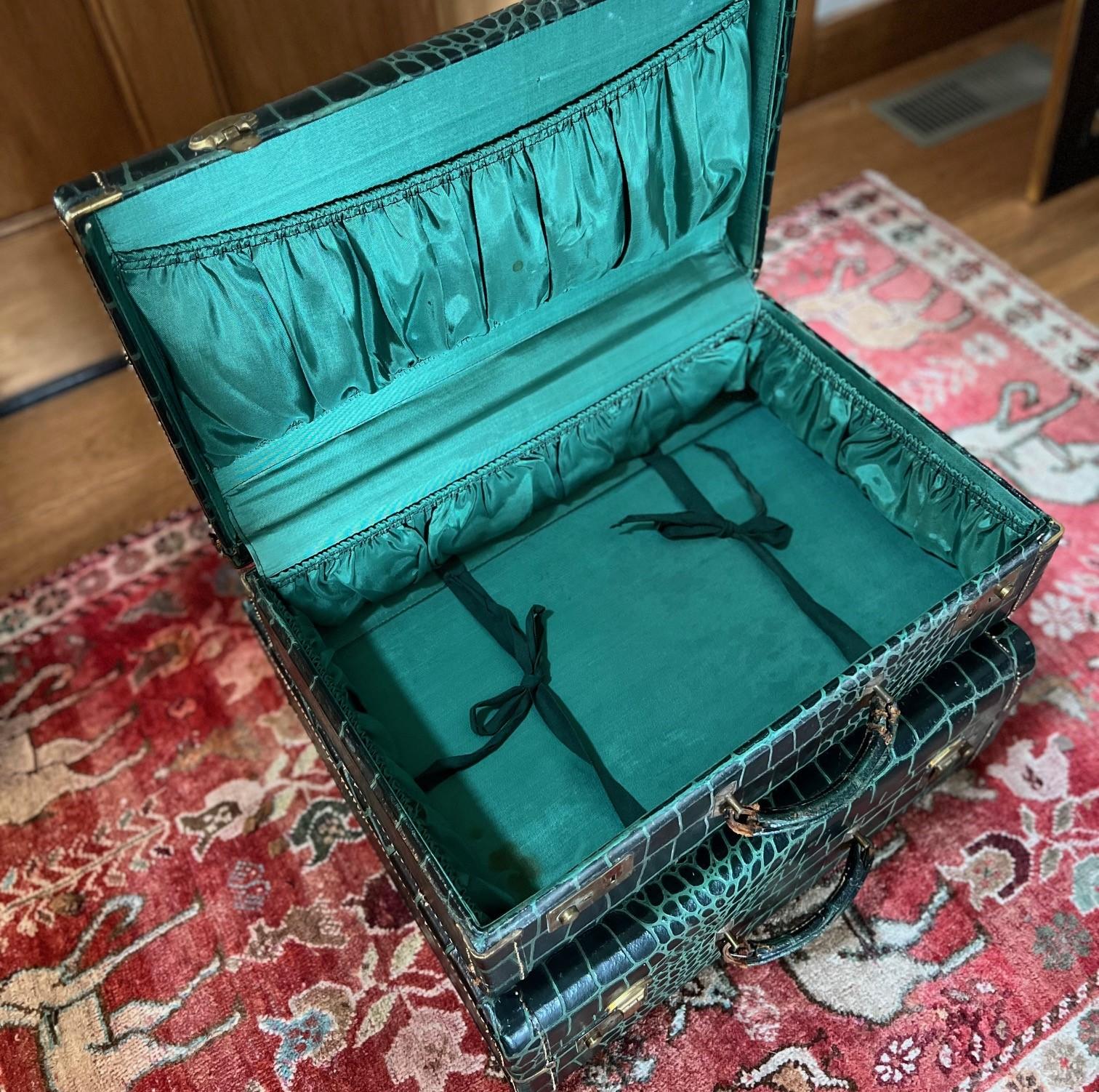 Two 1940s Royalshire Ever-Wear Trunk Works Green Embossed Leather Suitcases For Sale 5