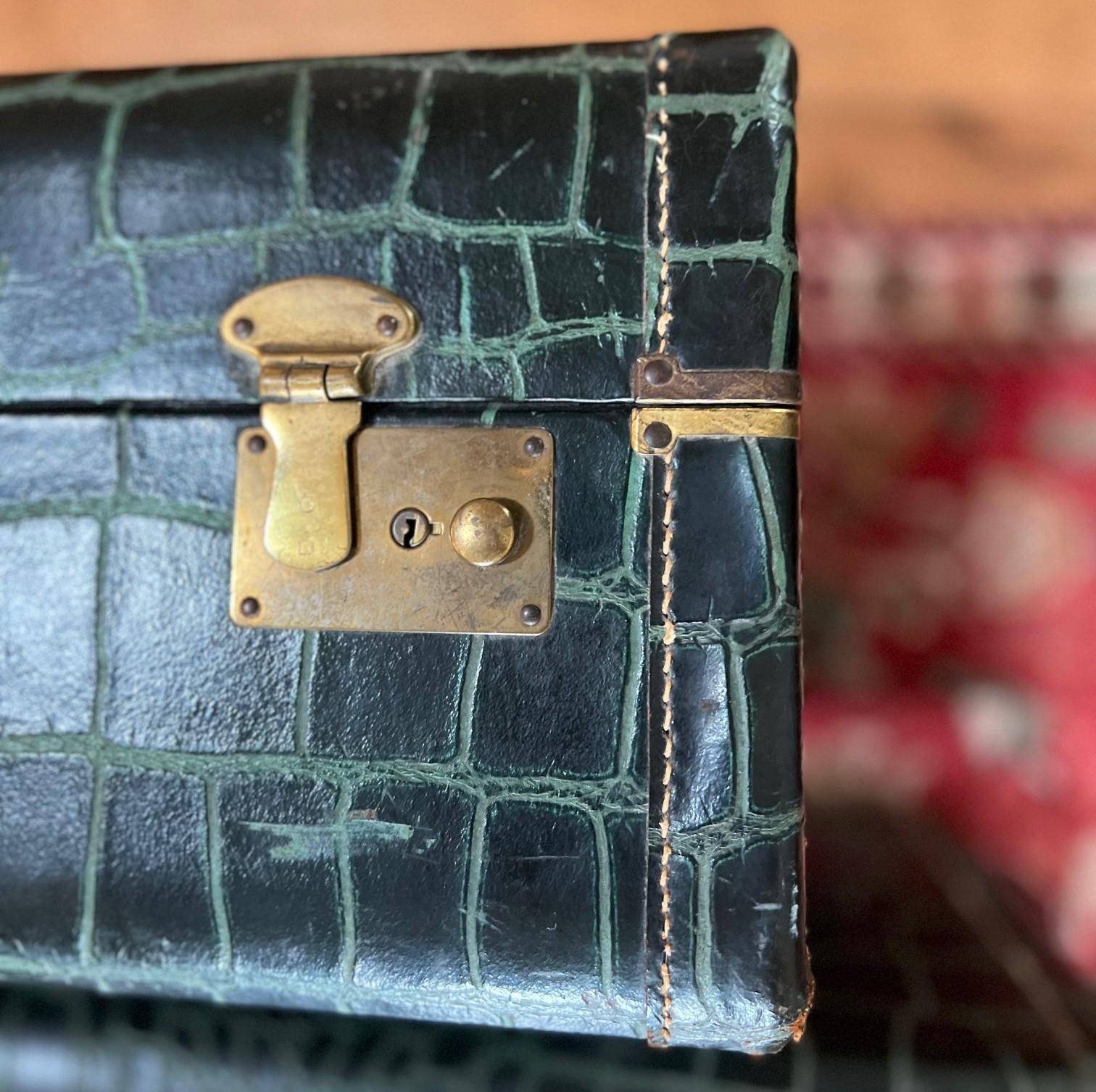 Two 1940s Royalshire Ever-Wear Trunk Works Green Embossed Leather Suitcases In Good Condition For Sale In Morristown, NJ