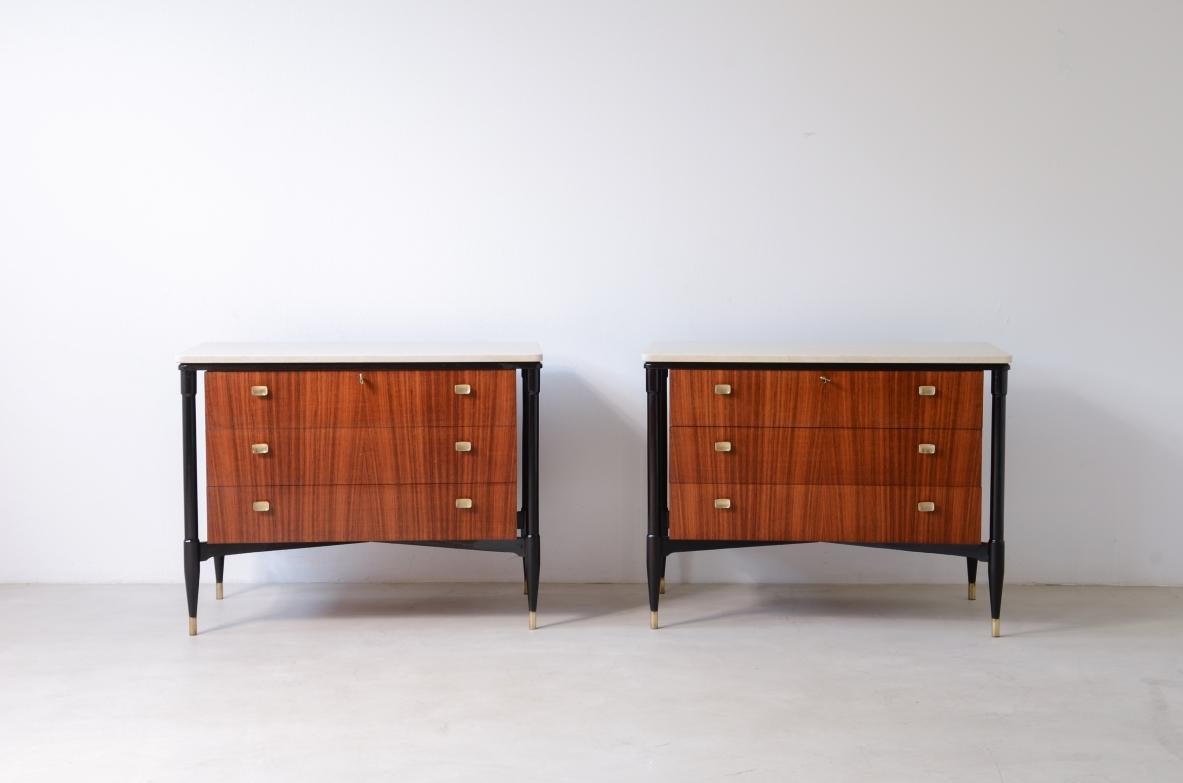 Mid-Century moderno Due eleganti armadi in noce degli anni '50 in vendita