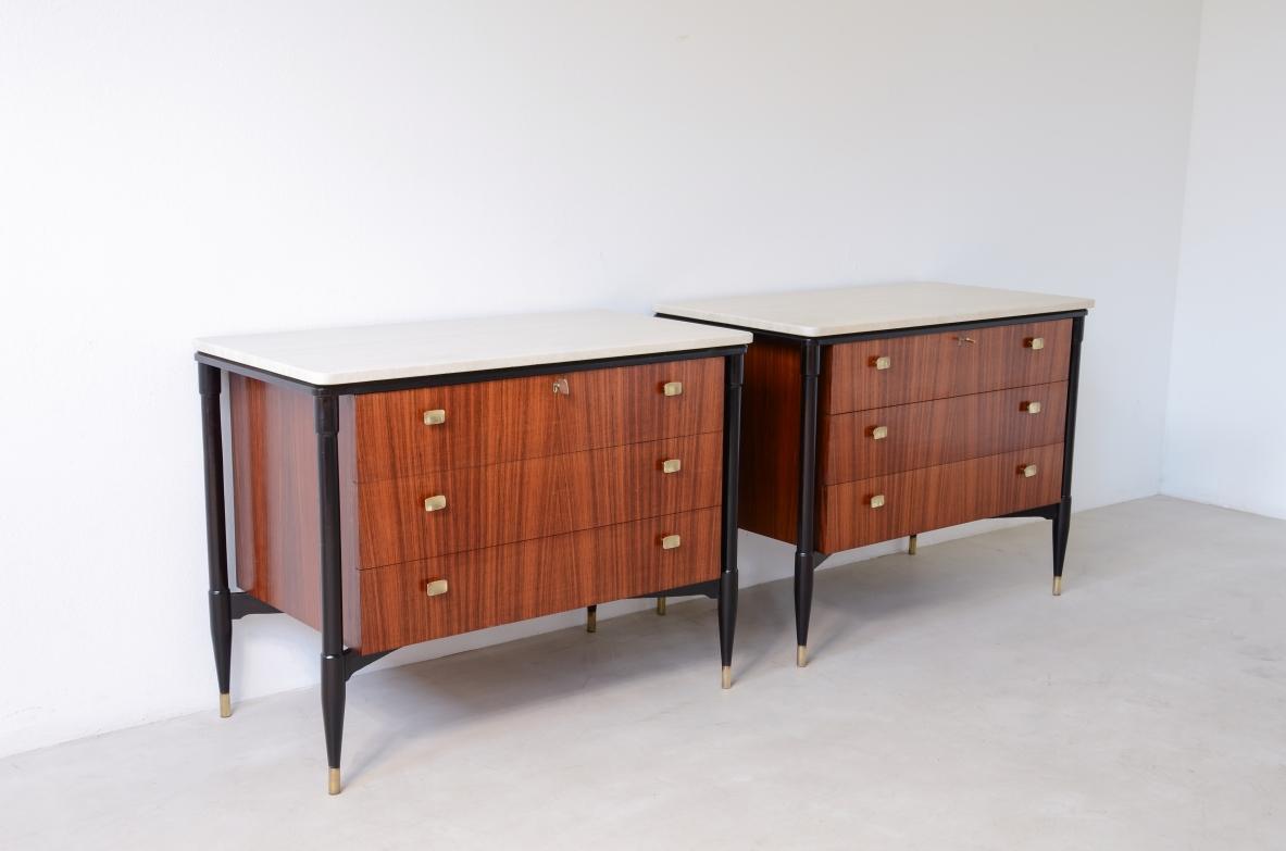 Italiano Due eleganti armadi in noce degli anni '50 in vendita