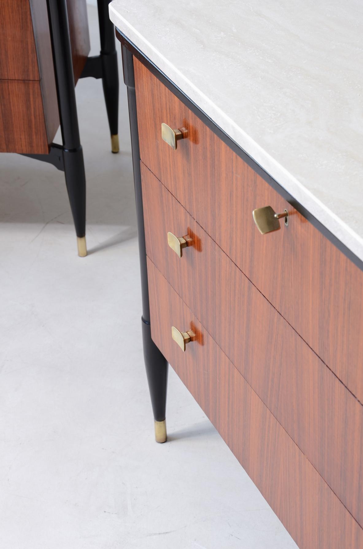 Travertino Due eleganti armadi in noce degli anni '50 in vendita