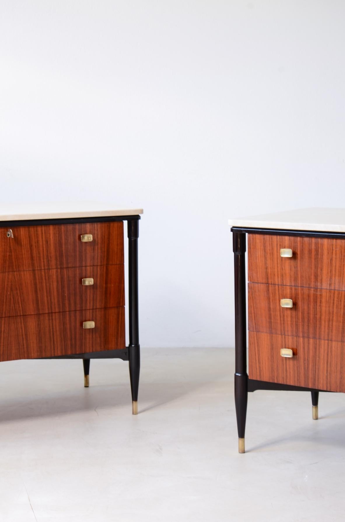 Due eleganti armadi in noce degli anni '50 in vendita 1