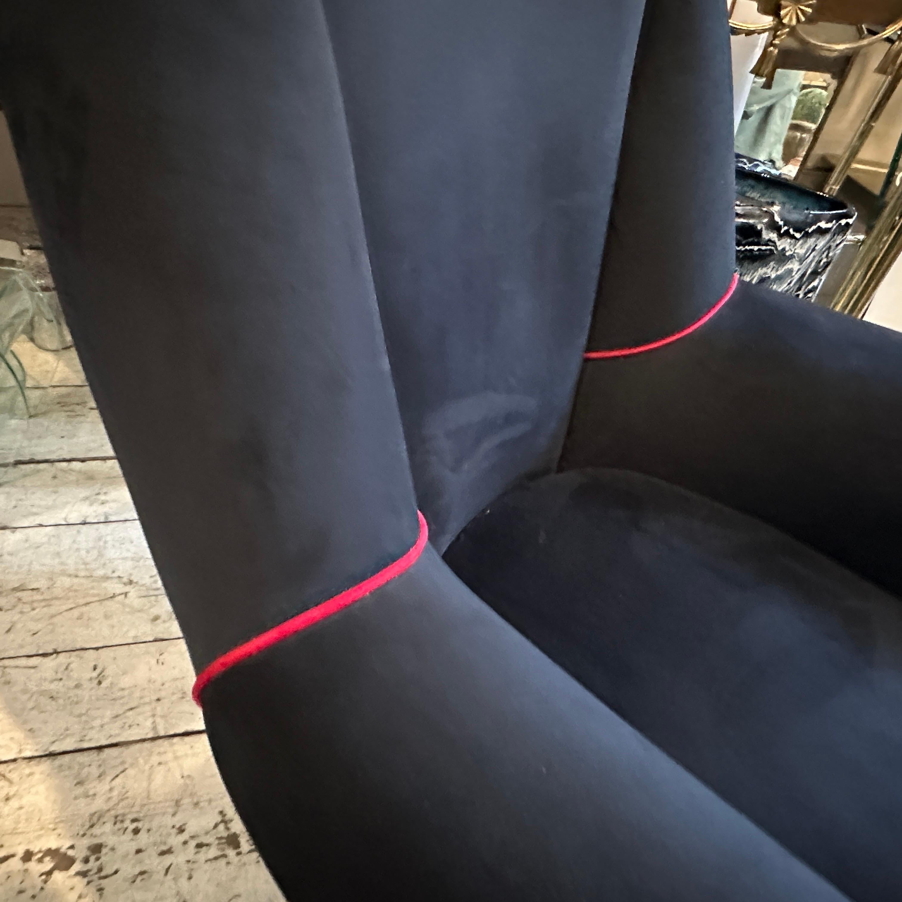 Deux fauteuils en velours noir et rouge de style Gio Ponti de la modernité du milieu du siècle des années 1950 3