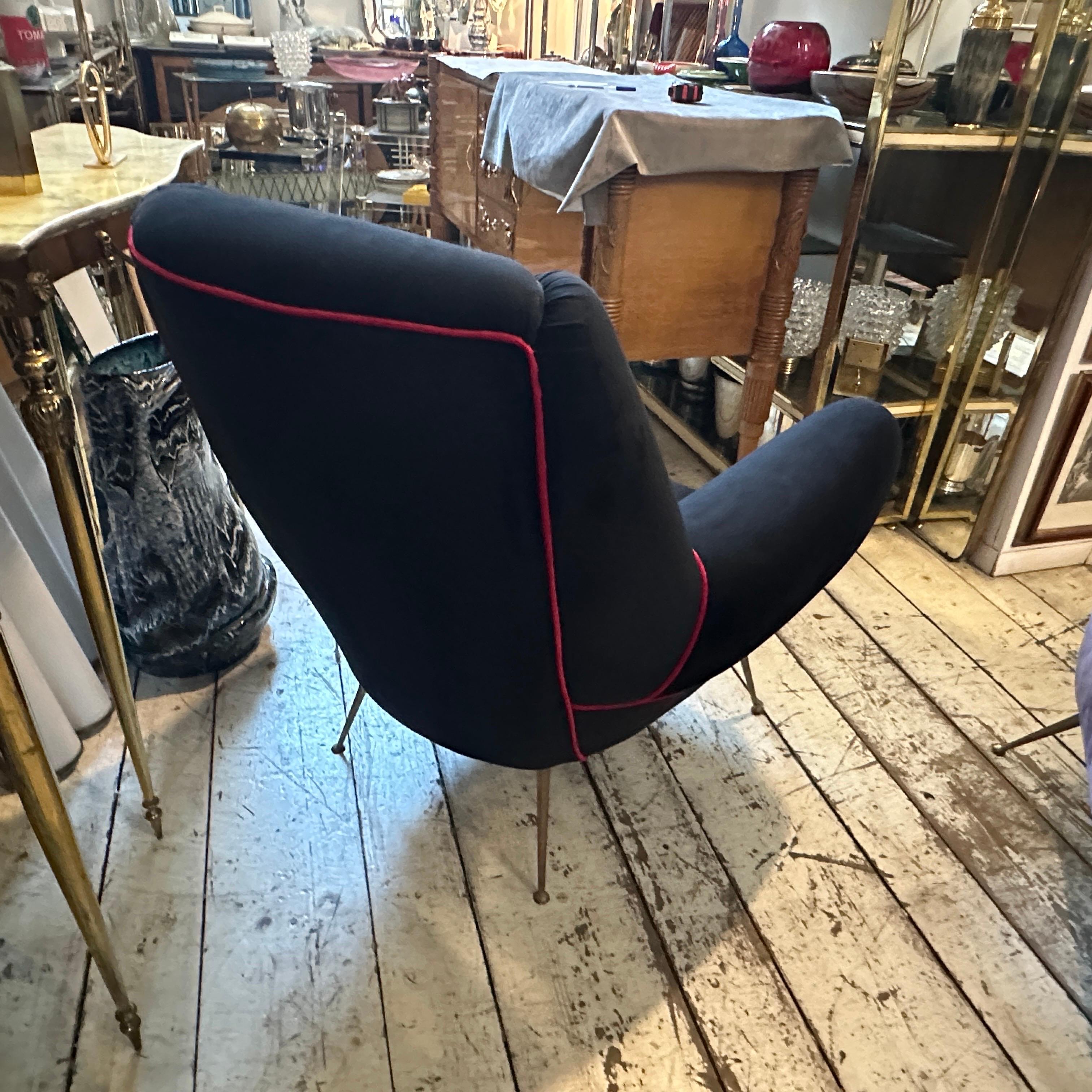 Deux fauteuils en velours noir et rouge de style Gio Ponti de la modernité du milieu du siècle des années 1950 4