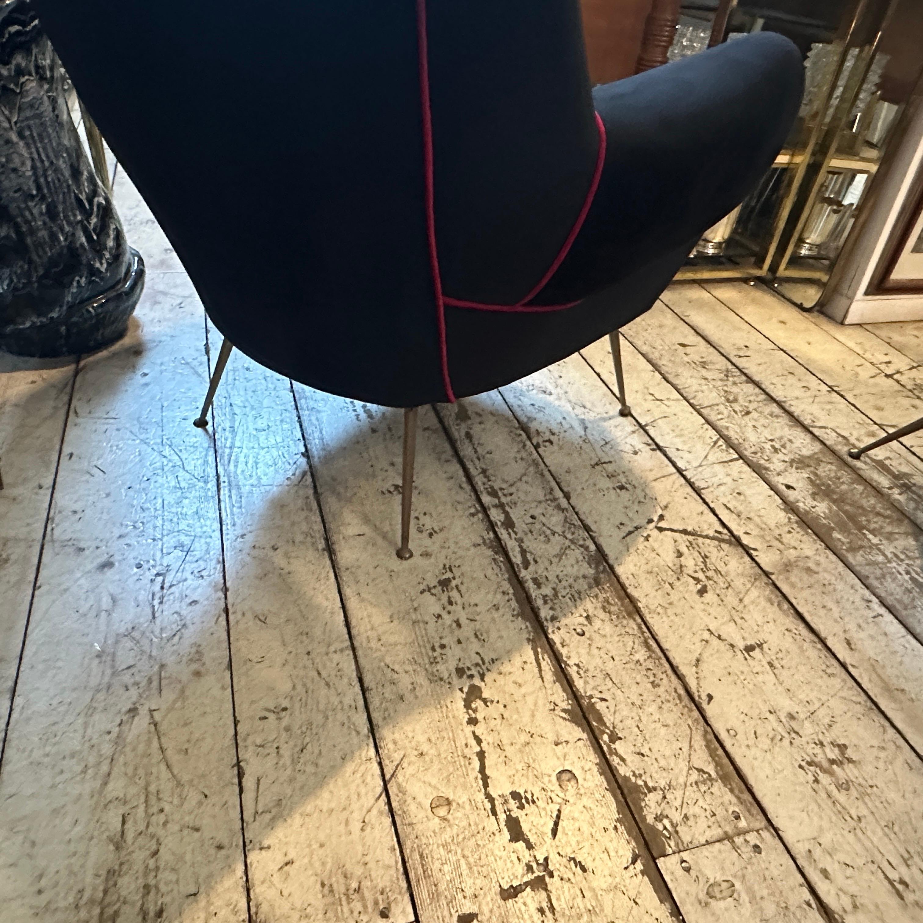 Deux fauteuils en velours noir et rouge de style Gio Ponti de la modernité du milieu du siècle des années 1950 5