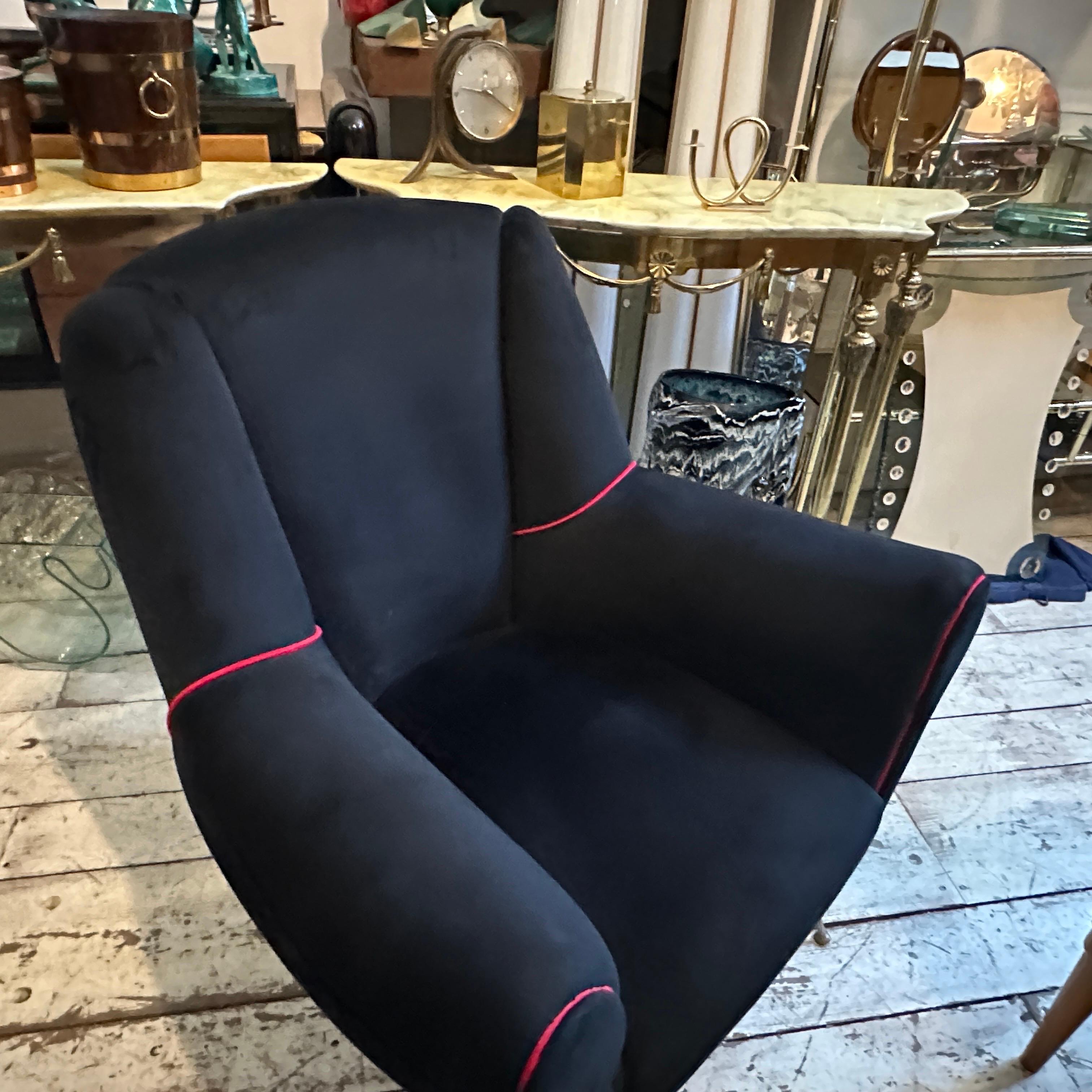 Deux fauteuils en velours noir et rouge de style Gio Ponti de la modernité du milieu du siècle des années 1950 6