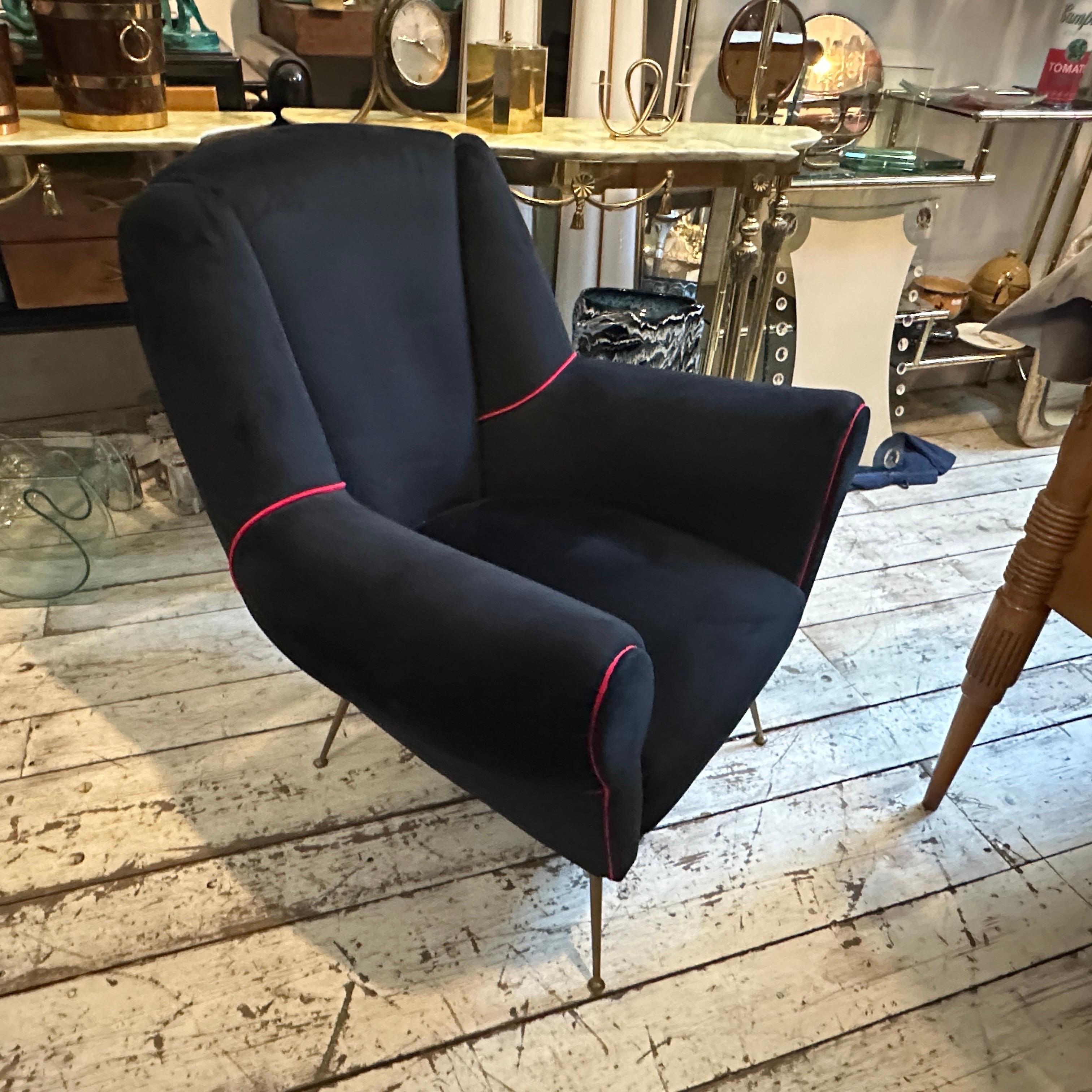 Deux fauteuils en velours noir et rouge de style Gio Ponti de la modernité du milieu du siècle des années 1950 7