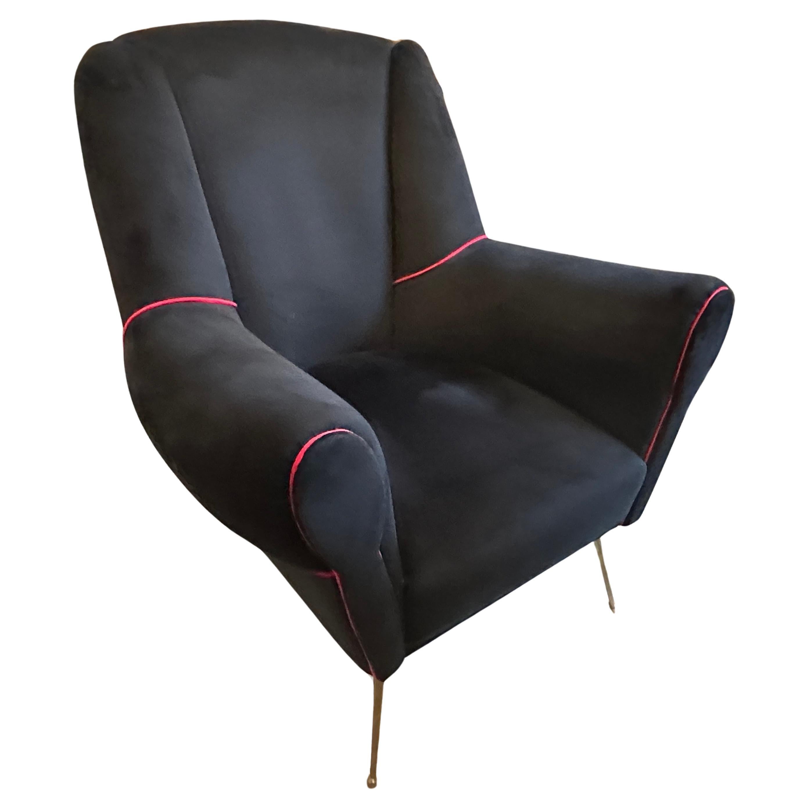 Il s'agit de deux fauteuils modernes du milieu du siècle, de style Gio Ponti des années 1950, recouverts de velours noir avec des accents rouges. Les fauteuils présentent un design classique du milieu du siècle, avec des lignes épurées et incurvées