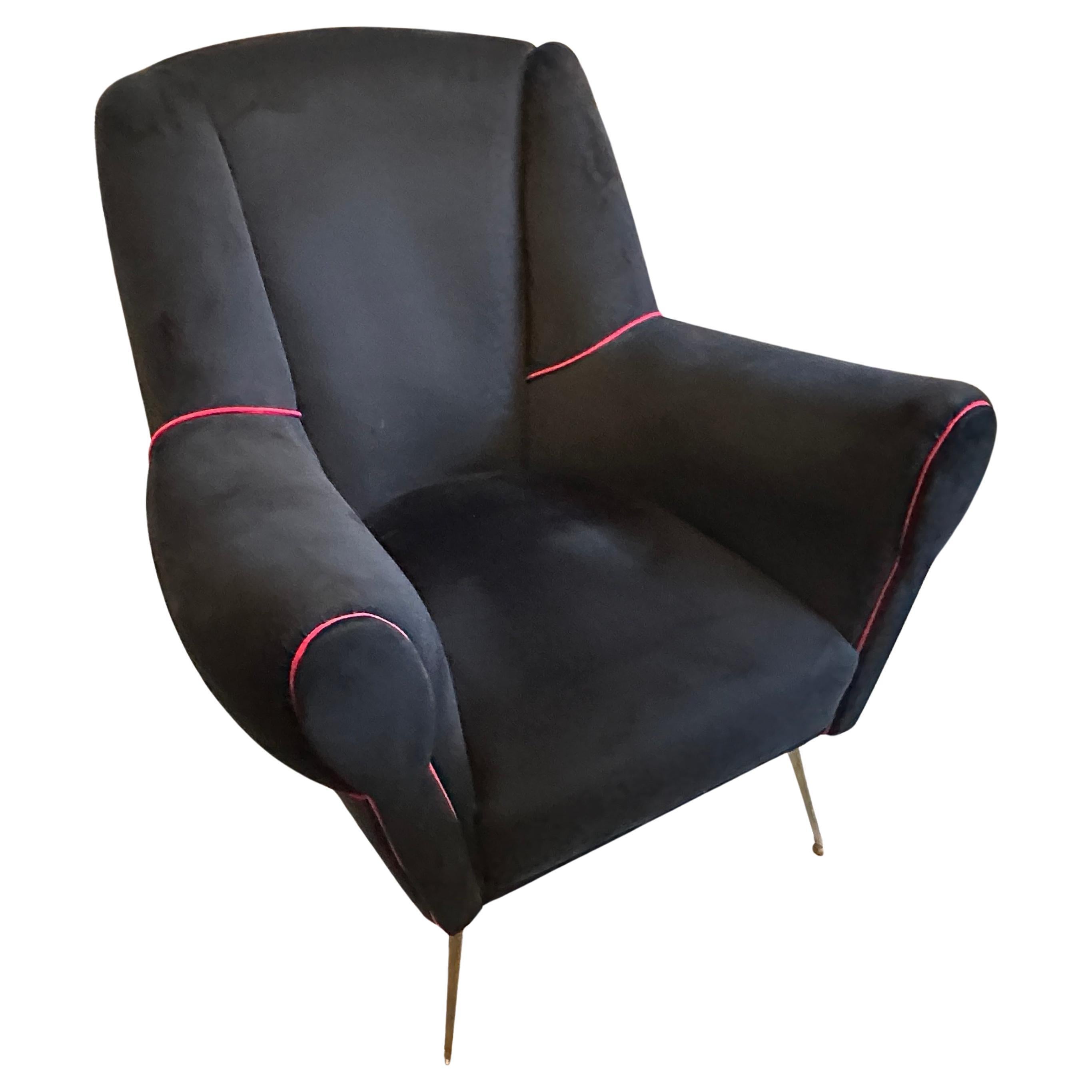 Mid-Century Modern Deux fauteuils en velours noir et rouge de style Gio Ponti de la modernité du milieu du siècle des années 1950