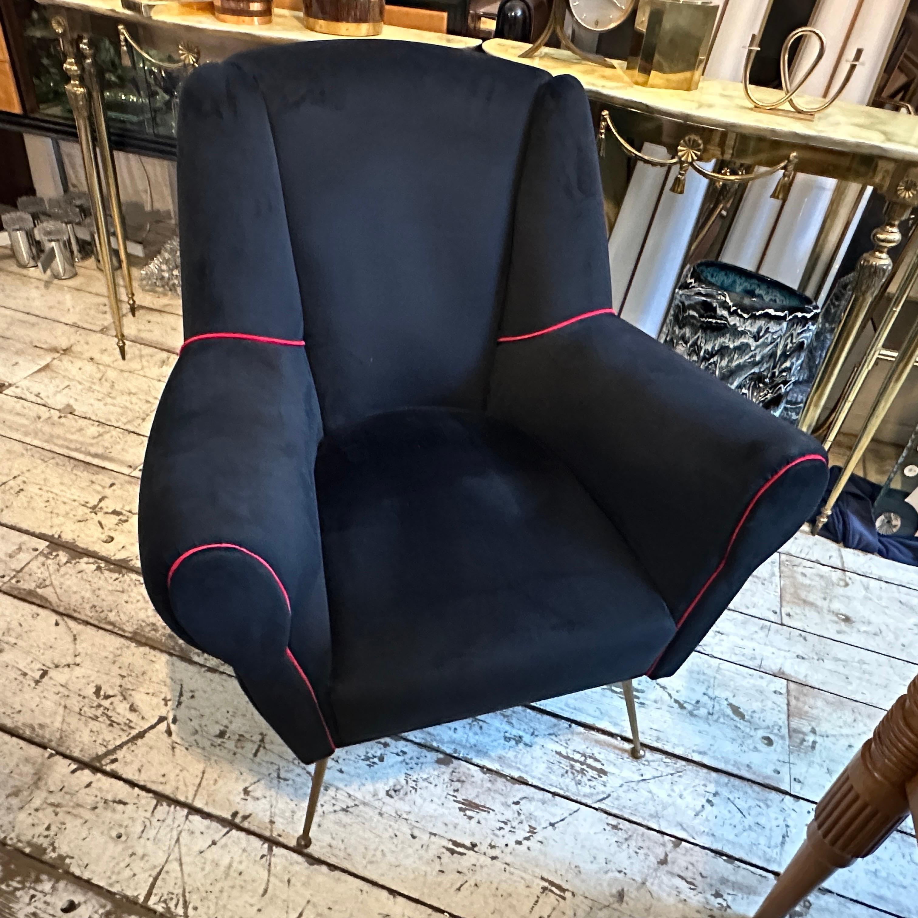 italien Deux fauteuils en velours noir et rouge de style Gio Ponti de la modernité du milieu du siècle des années 1950