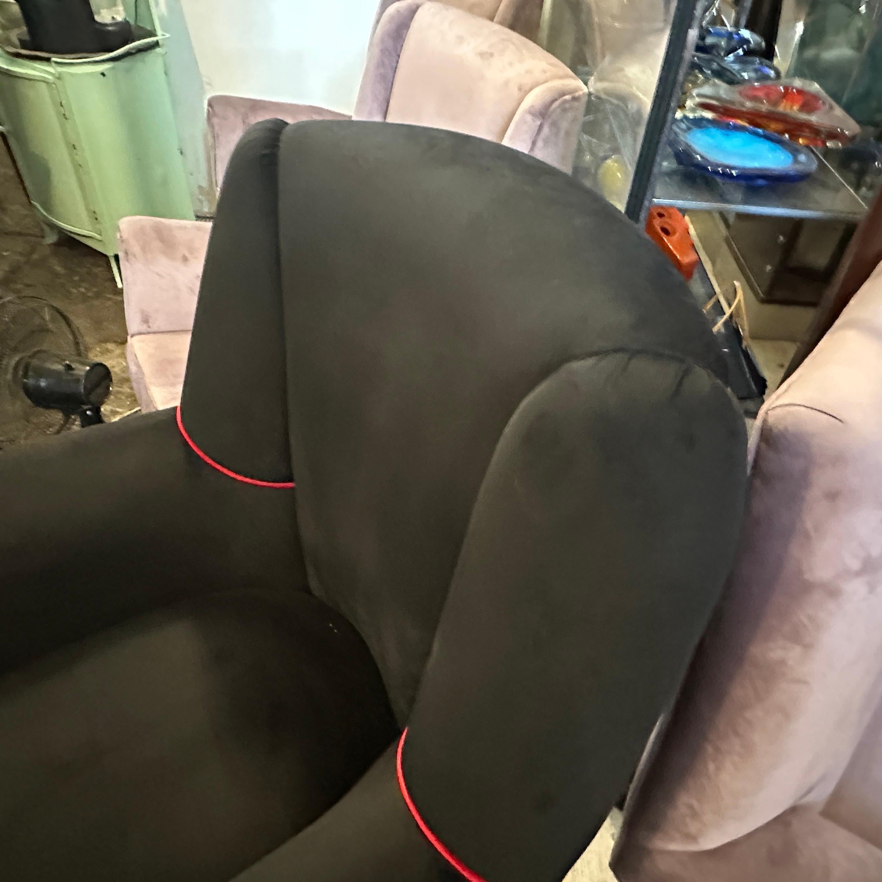 20ième siècle Deux fauteuils en velours noir et rouge de style Gio Ponti de la modernité du milieu du siècle des années 1950