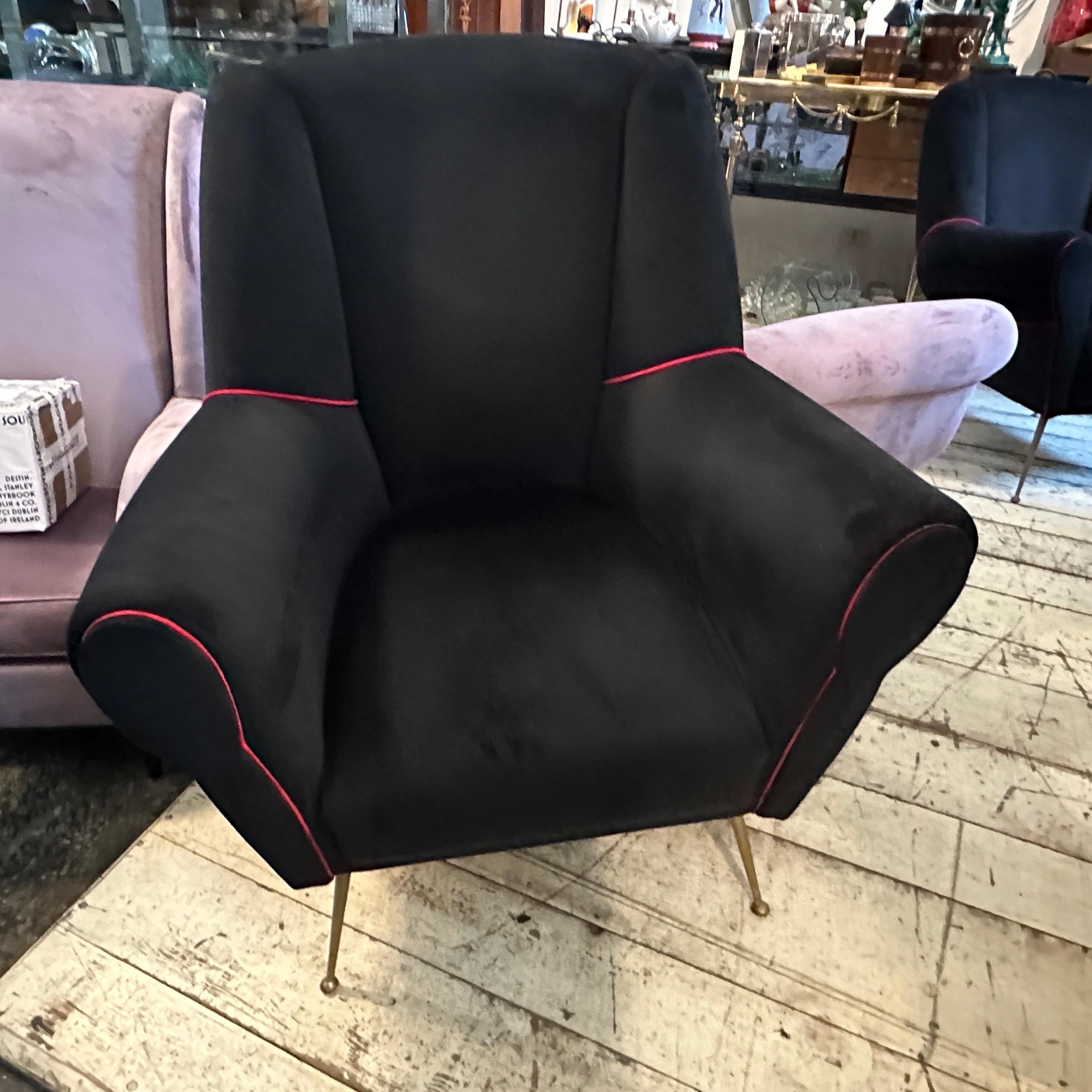 Laiton Deux fauteuils en velours noir et rouge de style Gio Ponti de la modernité du milieu du siècle des années 1950