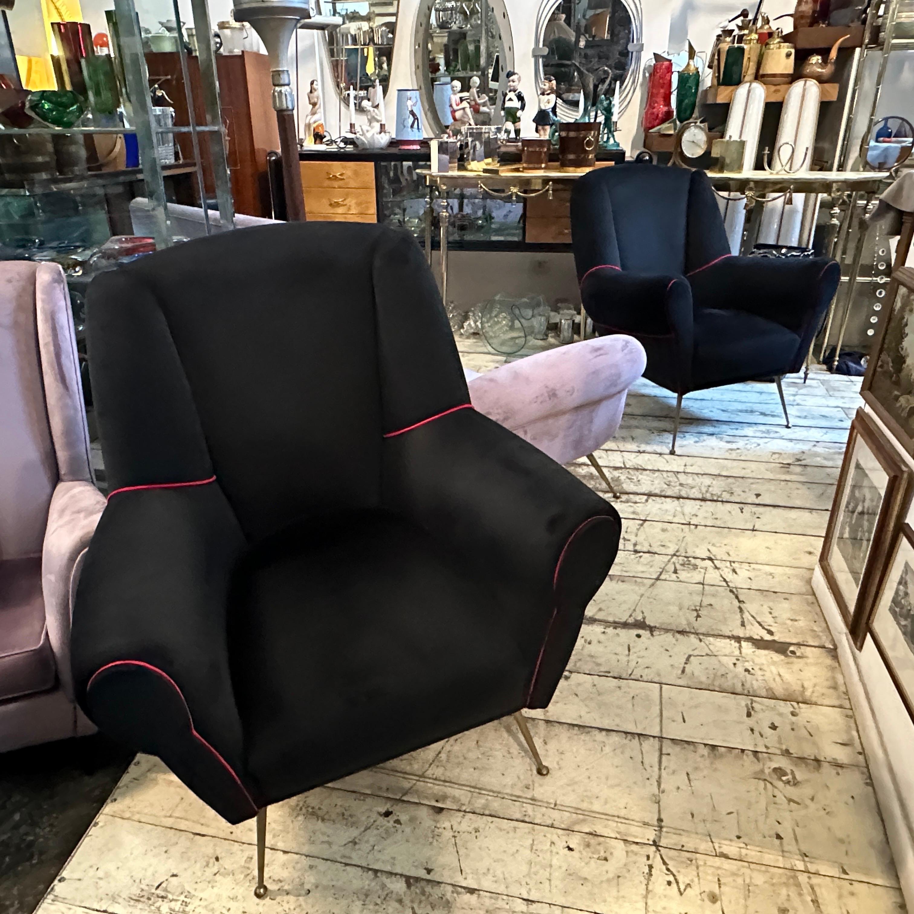 Deux fauteuils en velours noir et rouge de style Gio Ponti de la modernité du milieu du siècle des années 1950 1