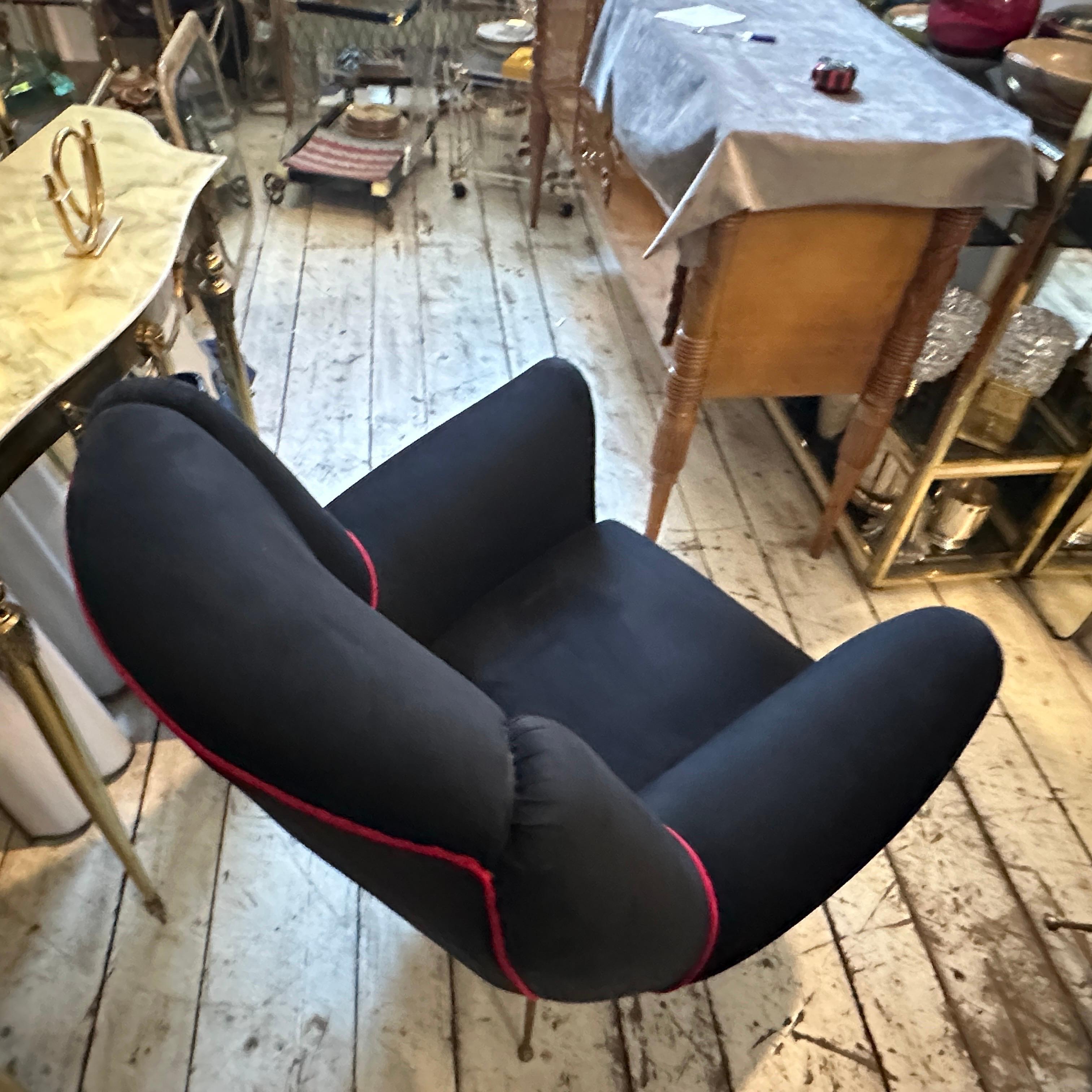 Deux fauteuils en velours noir et rouge de style Gio Ponti de la modernité du milieu du siècle des années 1950 2