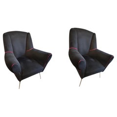 Deux fauteuils en velours noir et rouge de style Gio Ponti de la modernité du milieu du siècle des années 1950