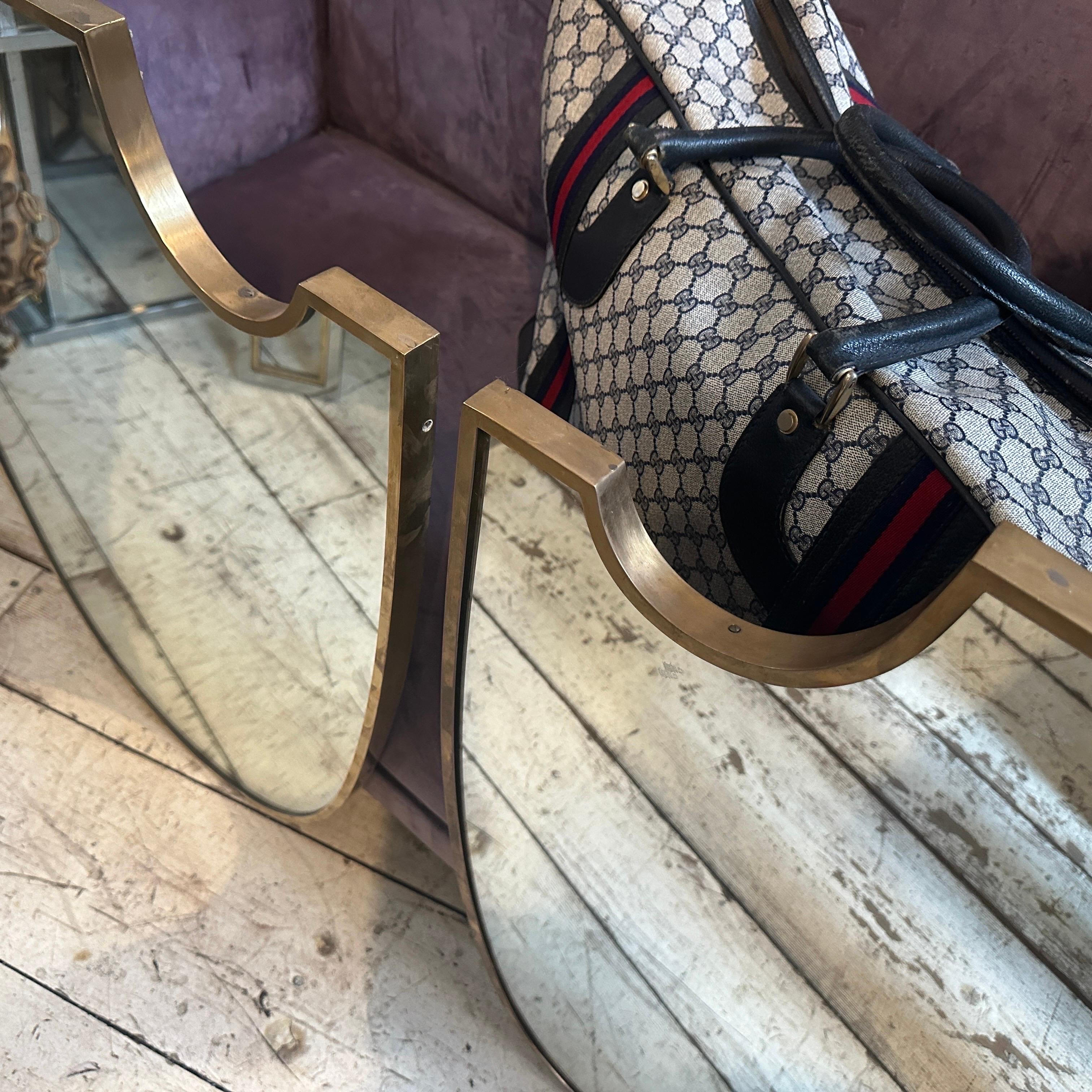 Due specchi da parete italiani con scudo in ottone in stile Gio Ponti del 1950, metà del secolo scorso in vendita 3