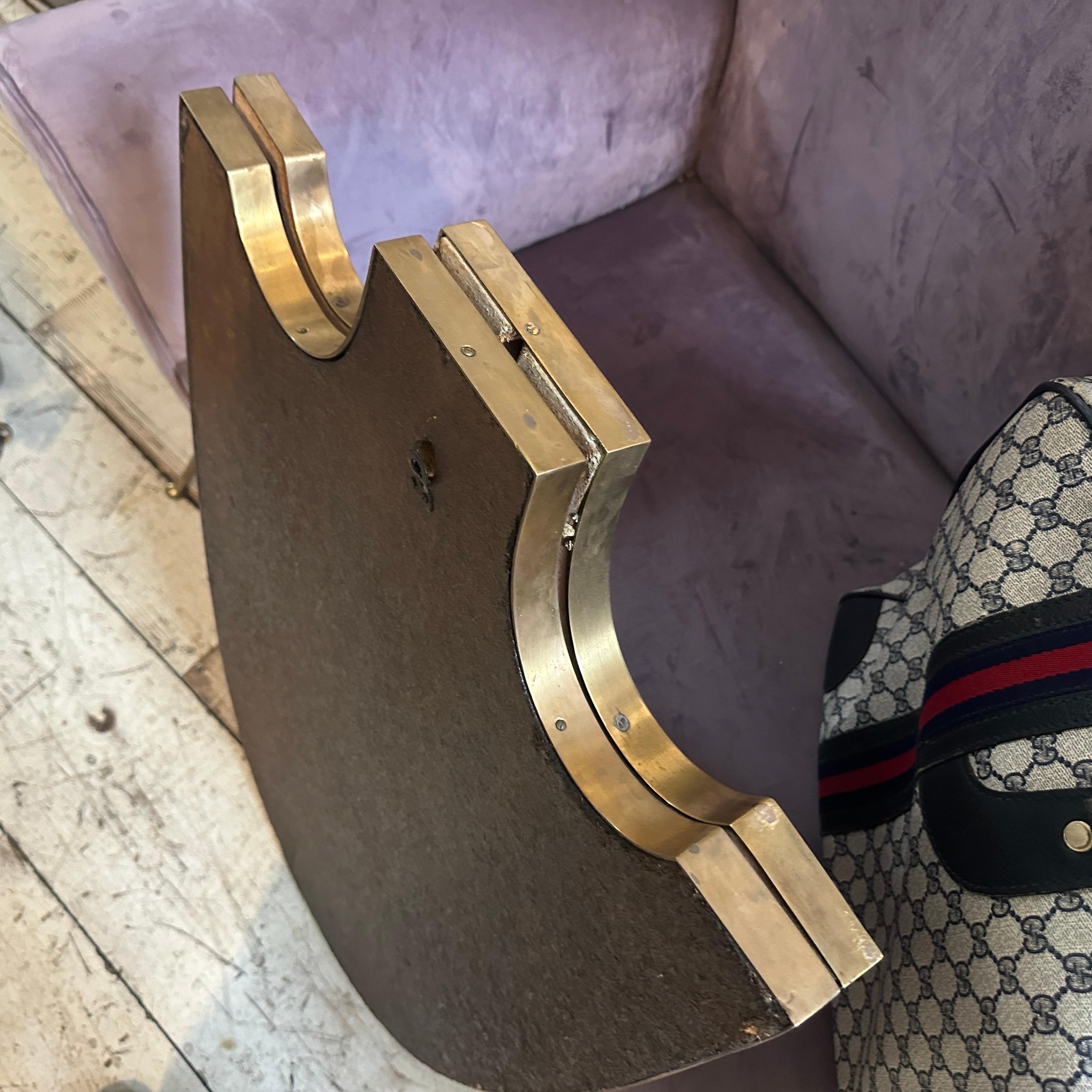 Due specchi da parete italiani con scudo in ottone in stile Gio Ponti del 1950, metà del secolo scorso in vendita 5