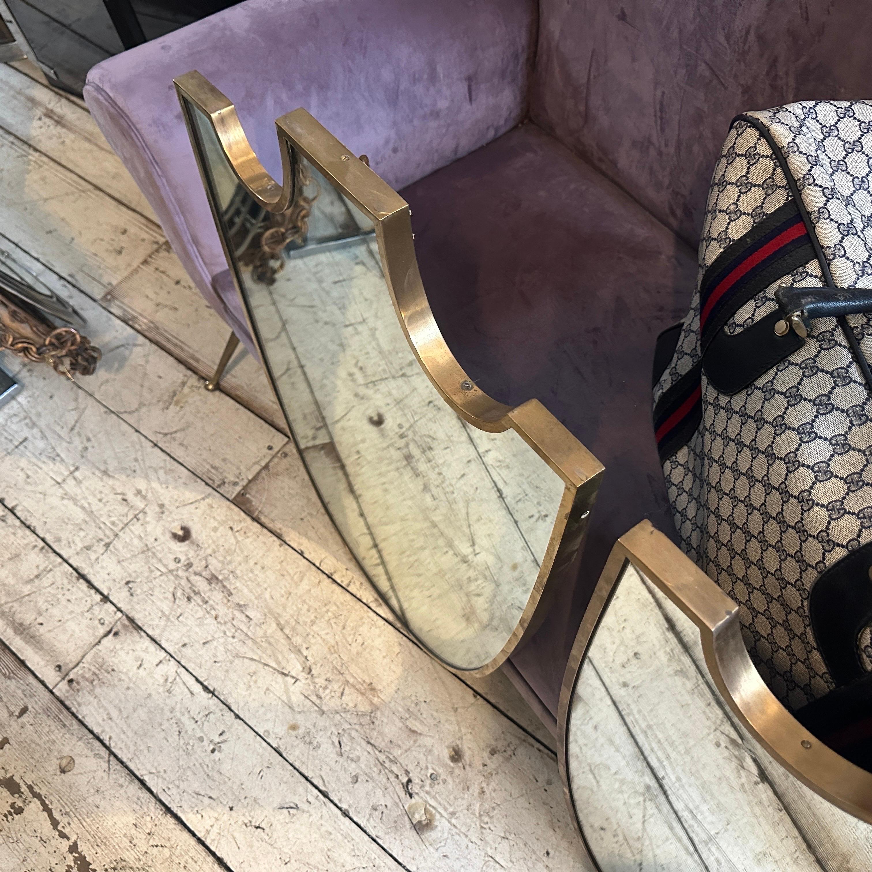 Due specchi da parete italiani con scudo in ottone in stile Gio Ponti del 1950, metà del secolo scorso in vendita 6