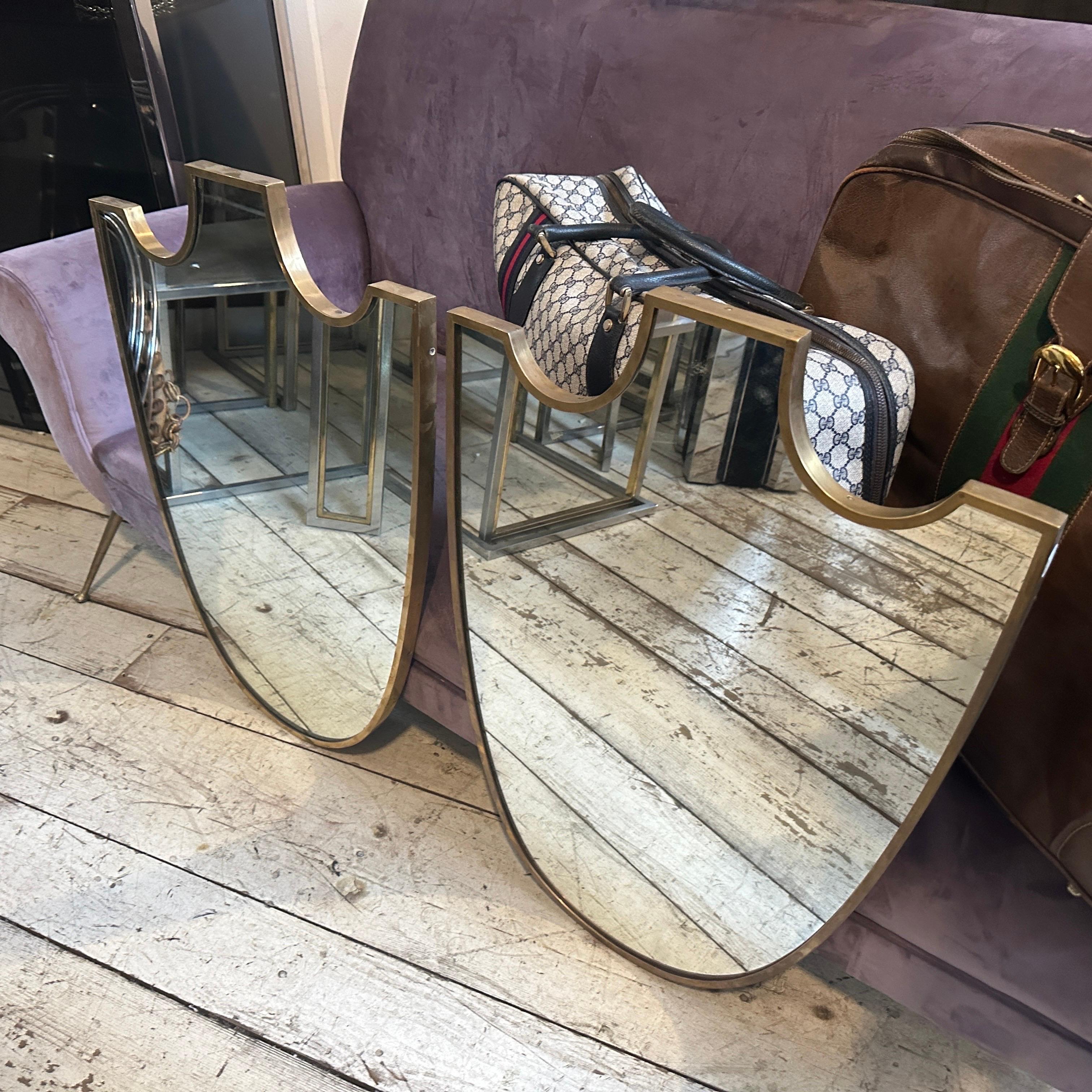 Due specchi da parete italiani con scudo in ottone in stile Gio Ponti del 1950, metà del secolo scorso in vendita 8