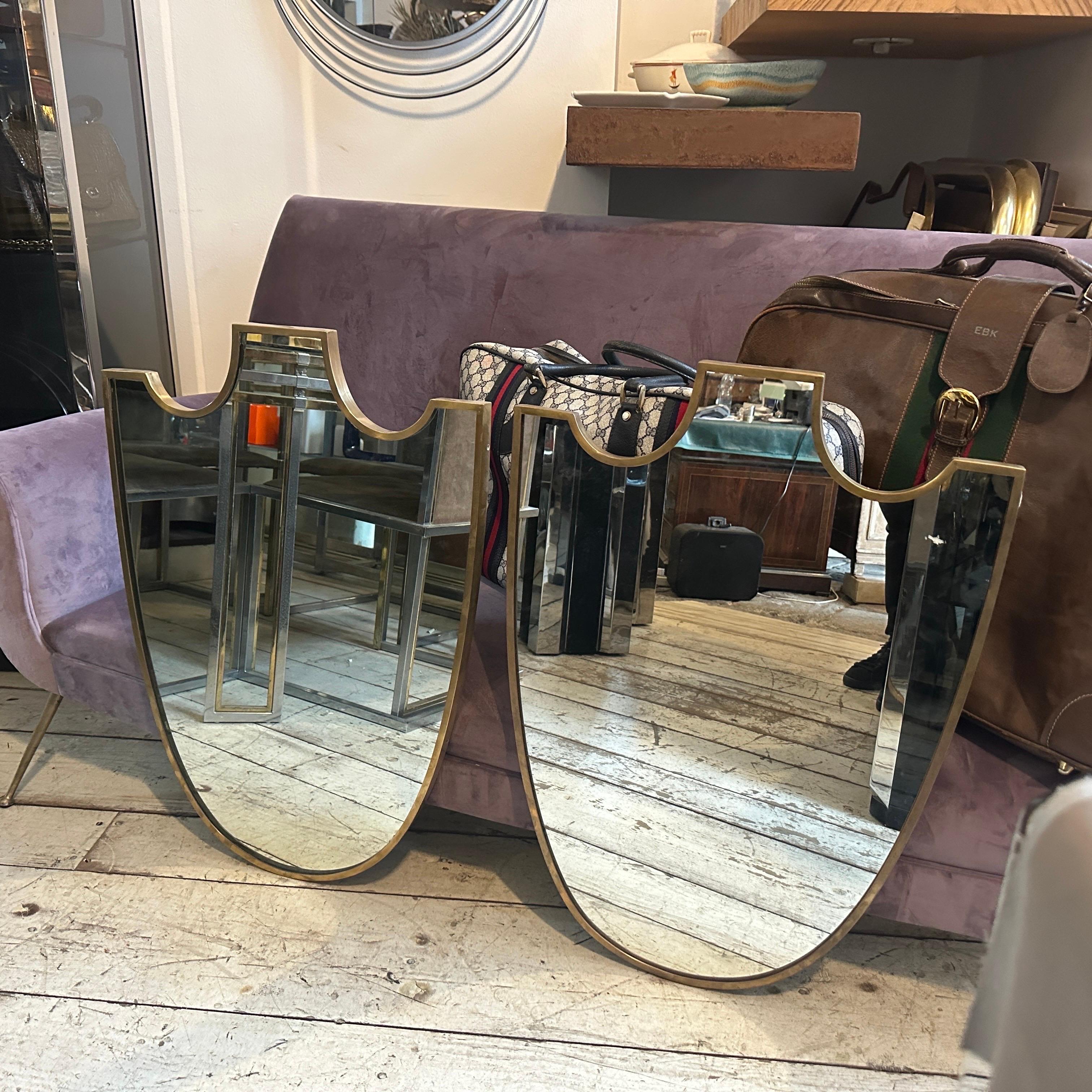Si tratta di una coppia di specchi da parete italiani Mid-Century Modern degli anni '50 dalla caratteristica forma a scudo, disegnati e prodotti in Italia alla maniera di Gio Ponti, che utilizzava questo tipo di specchi nelle più belle case milanesi