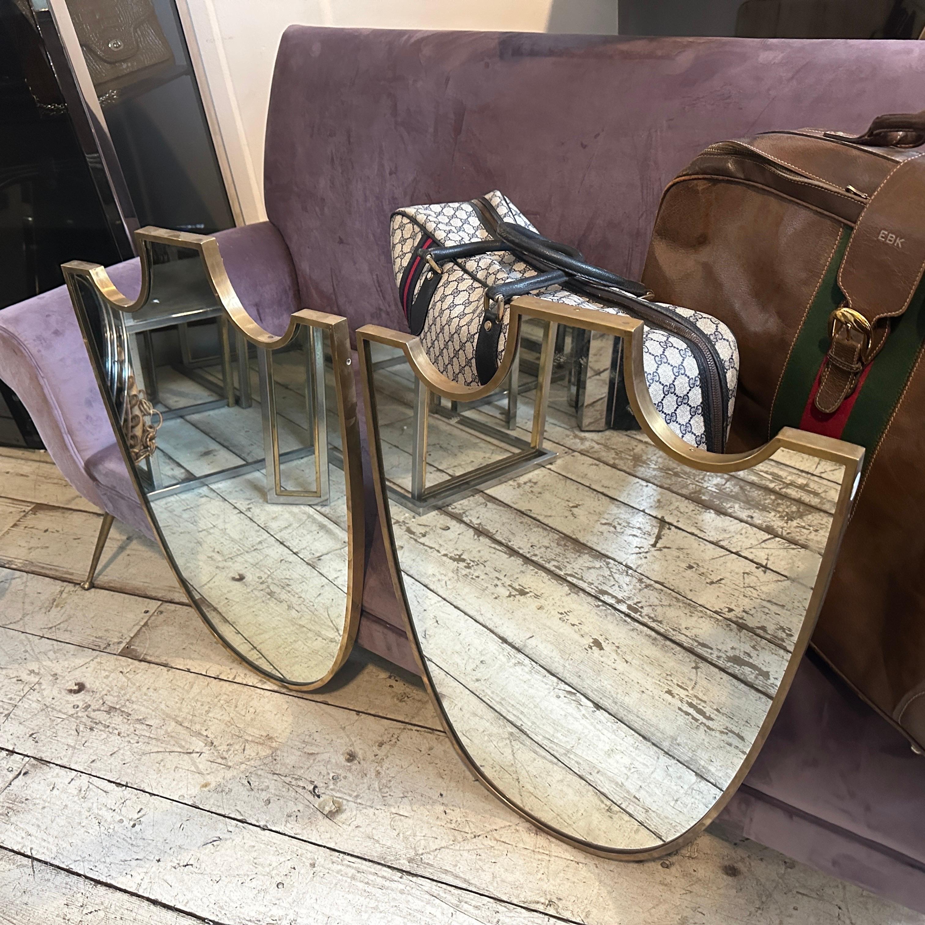 Mid-Century moderno Due specchi da parete italiani con scudo in ottone in stile Gio Ponti del 1950, metà del secolo scorso in vendita