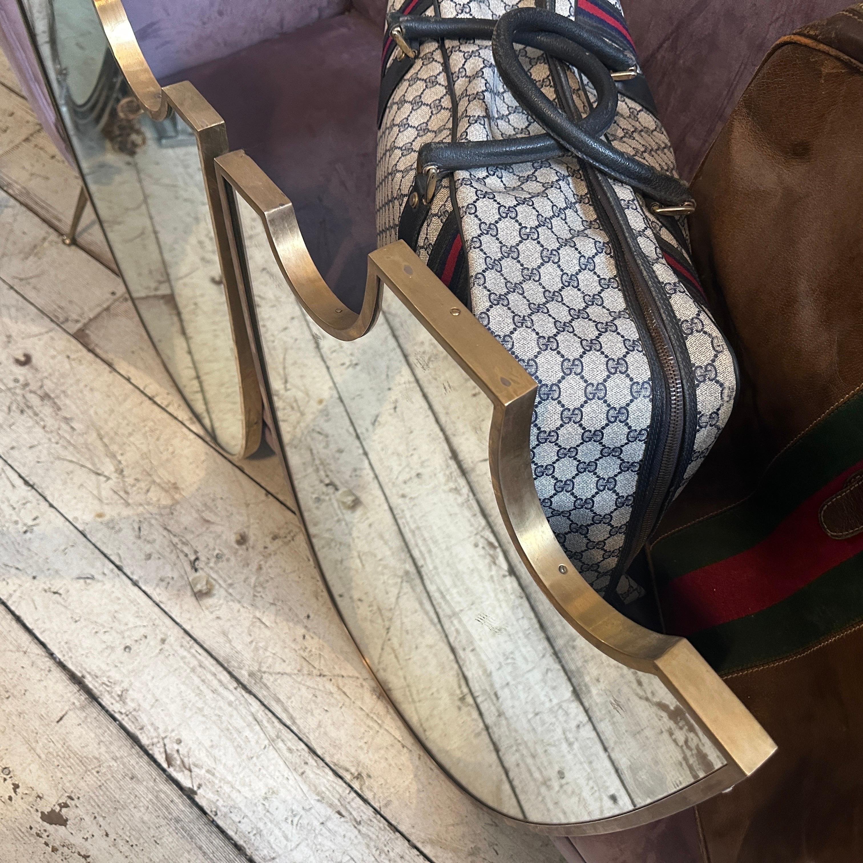 Italiano Due specchi da parete italiani con scudo in ottone in stile Gio Ponti del 1950, metà del secolo scorso in vendita