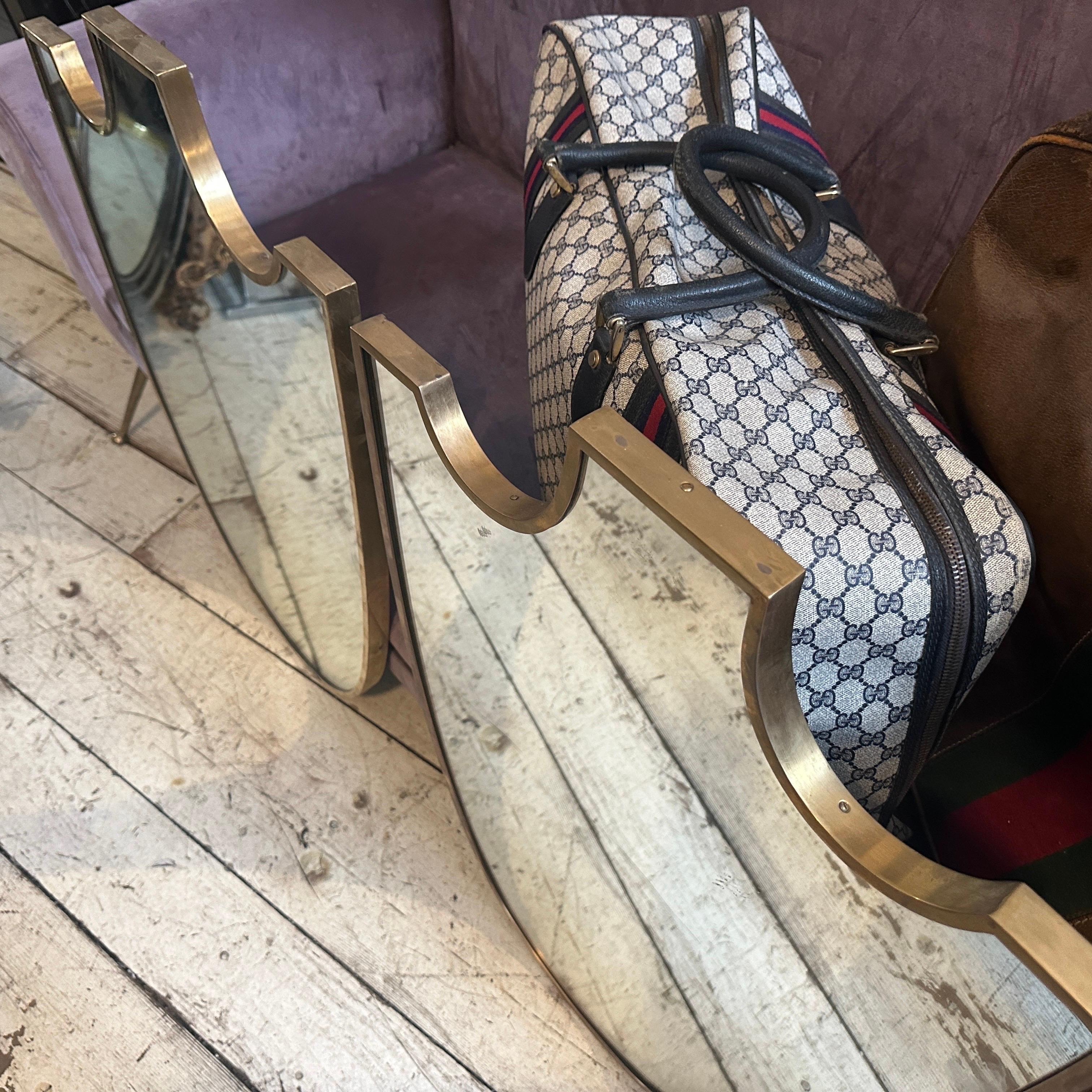 Fatto a mano Due specchi da parete italiani con scudo in ottone in stile Gio Ponti del 1950, metà del secolo scorso in vendita