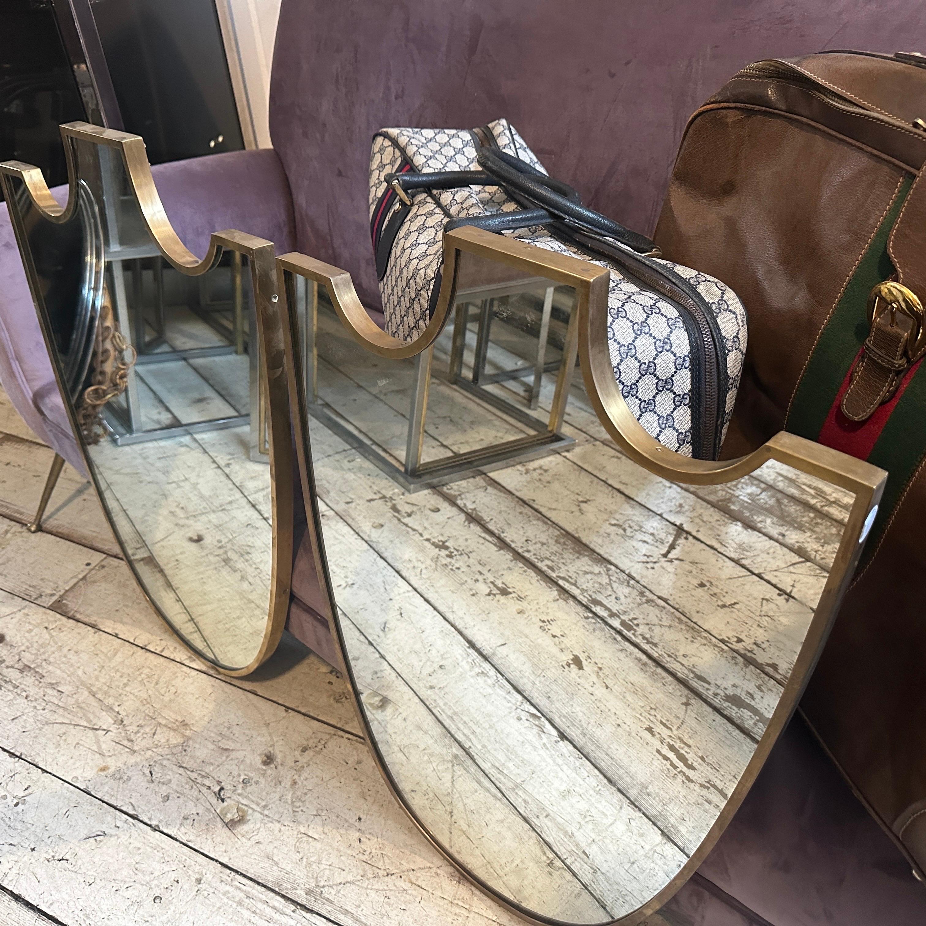Due specchi da parete italiani con scudo in ottone in stile Gio Ponti del 1950, metà del secolo scorso In condizioni buone in vendita a Aci Castello, IT