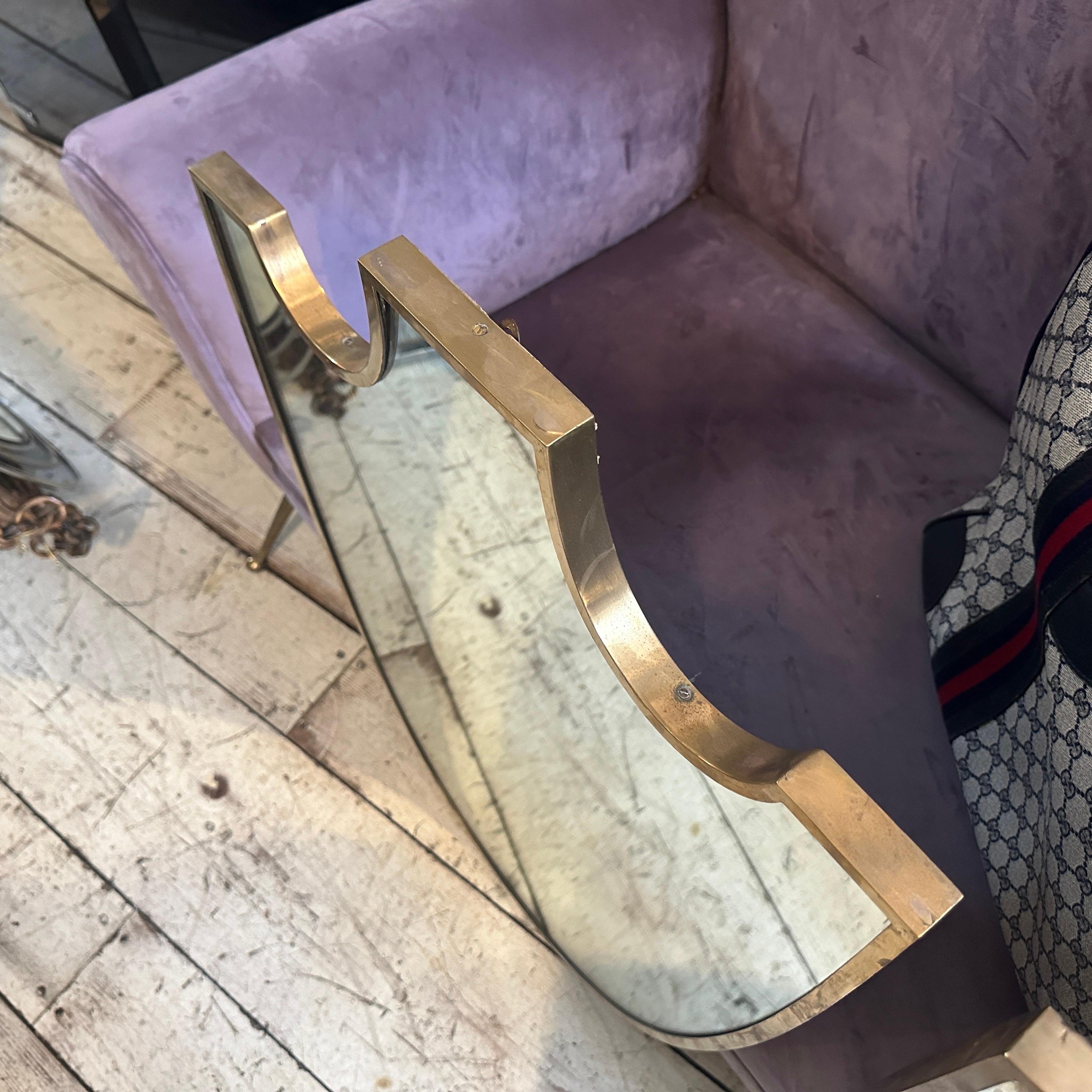 XX secolo Due specchi da parete italiani con scudo in ottone in stile Gio Ponti del 1950, metà del secolo scorso in vendita