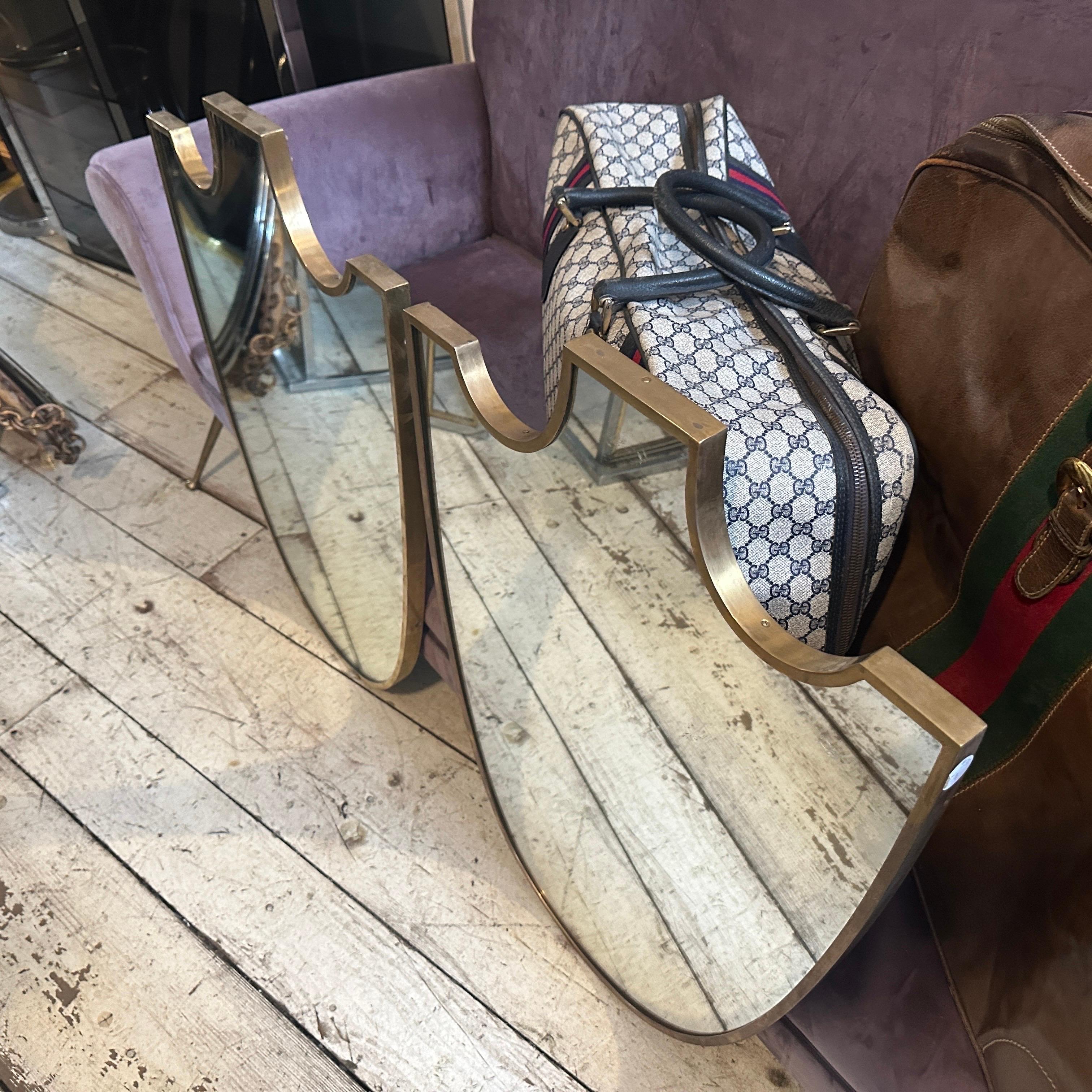 Due specchi da parete italiani con scudo in ottone in stile Gio Ponti del 1950, metà del secolo scorso in vendita 1