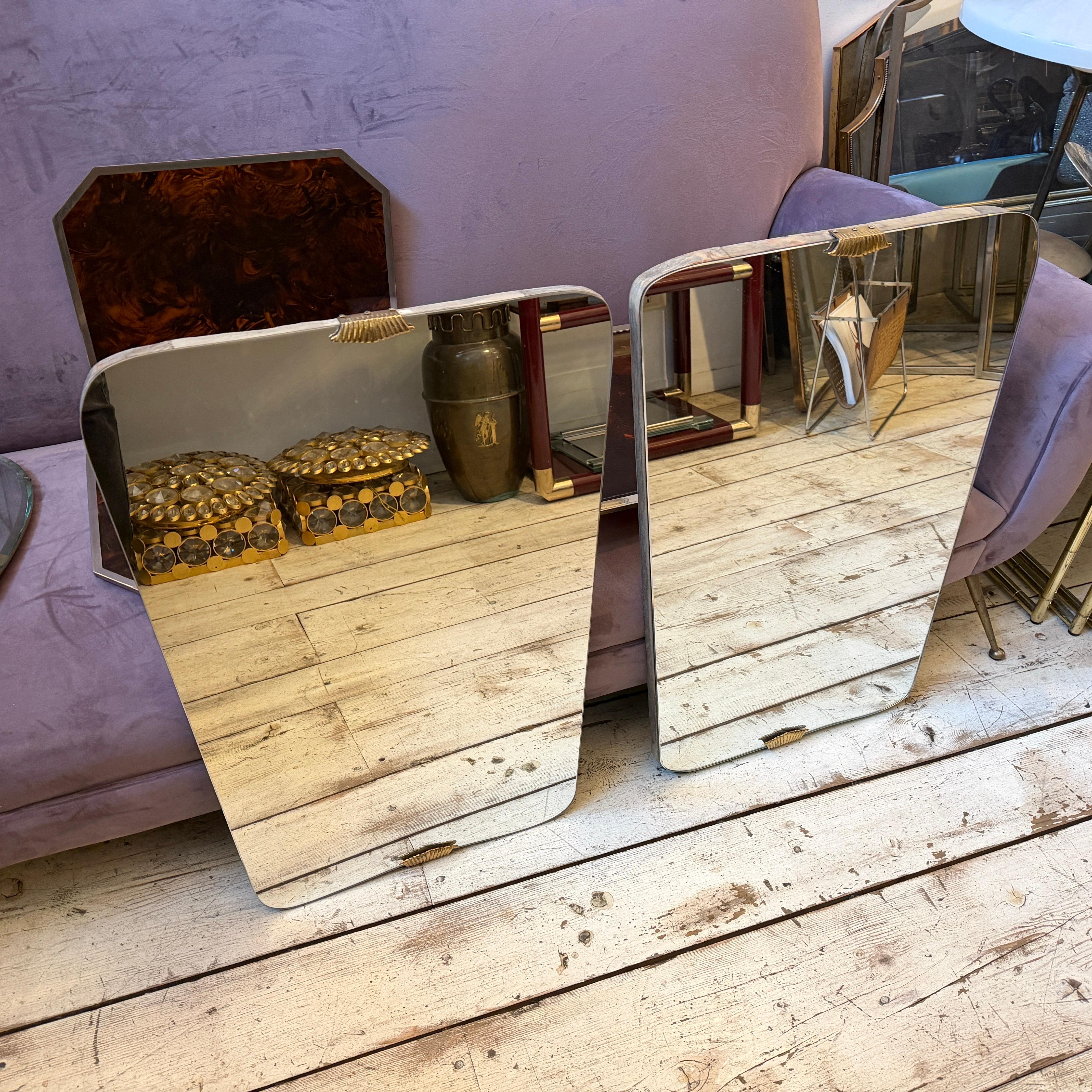 Dos espejos de pared de madera y latón modernos de mediados de siglo de estilo Gio Ponti de los años 50 en venta 2