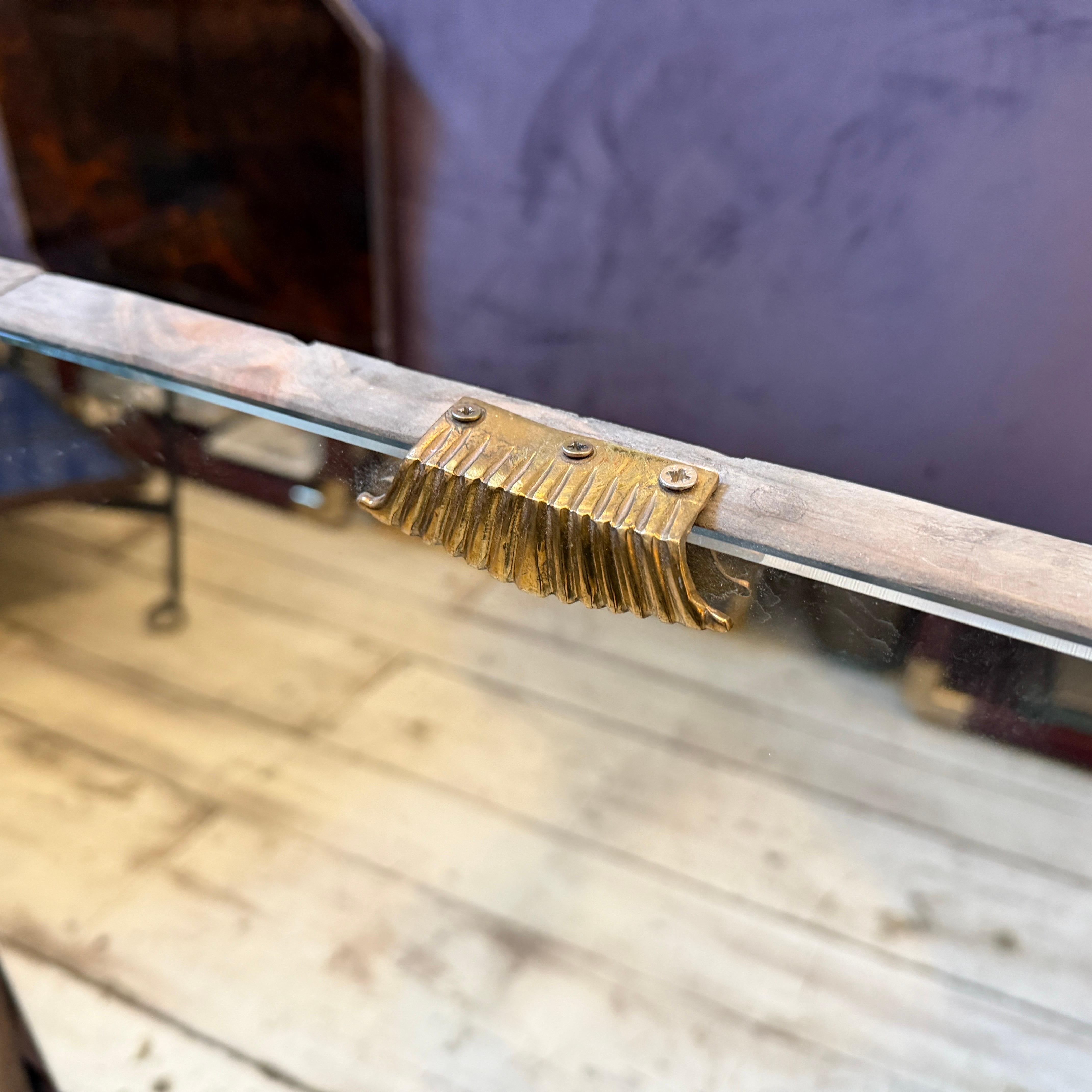 Dos espejos de pared de madera y latón modernos de mediados de siglo de estilo Gio Ponti de los años 50 en venta 3