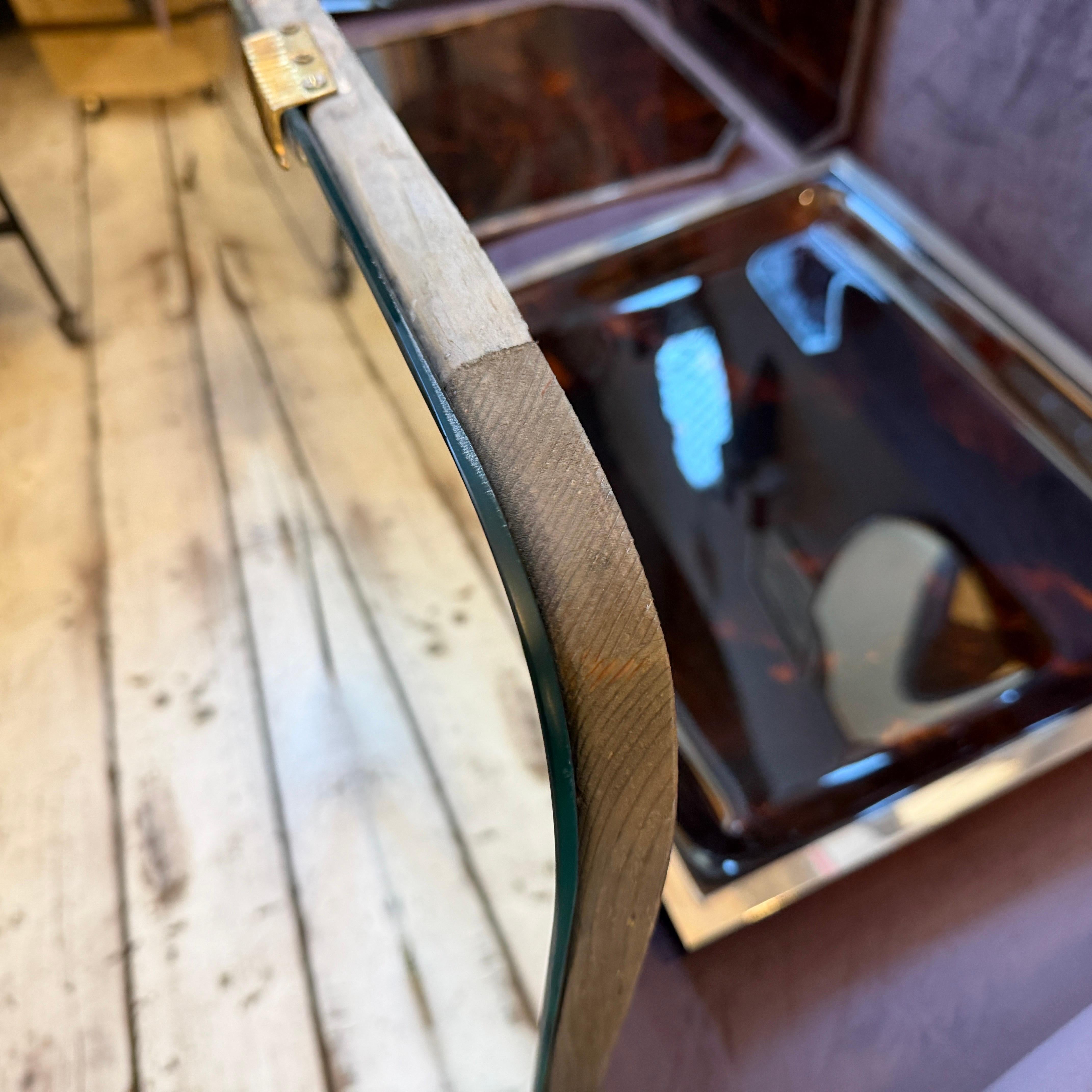 Dos espejos de pared de madera y latón modernos de mediados de siglo de estilo Gio Ponti de los años 50 en venta 5