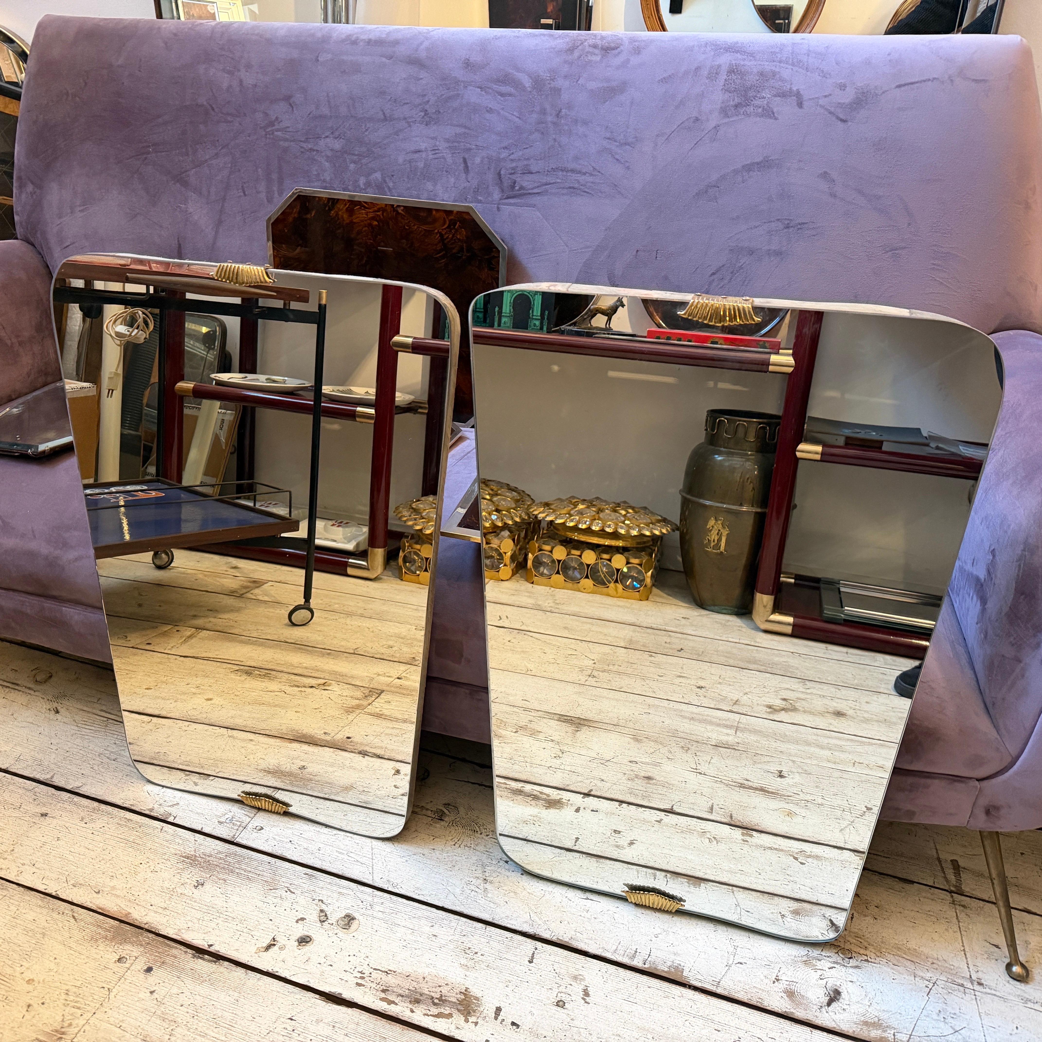 Dos espejos de pared de madera y latón modernos de mediados de siglo de estilo Gio Ponti de los años 50 en venta 6