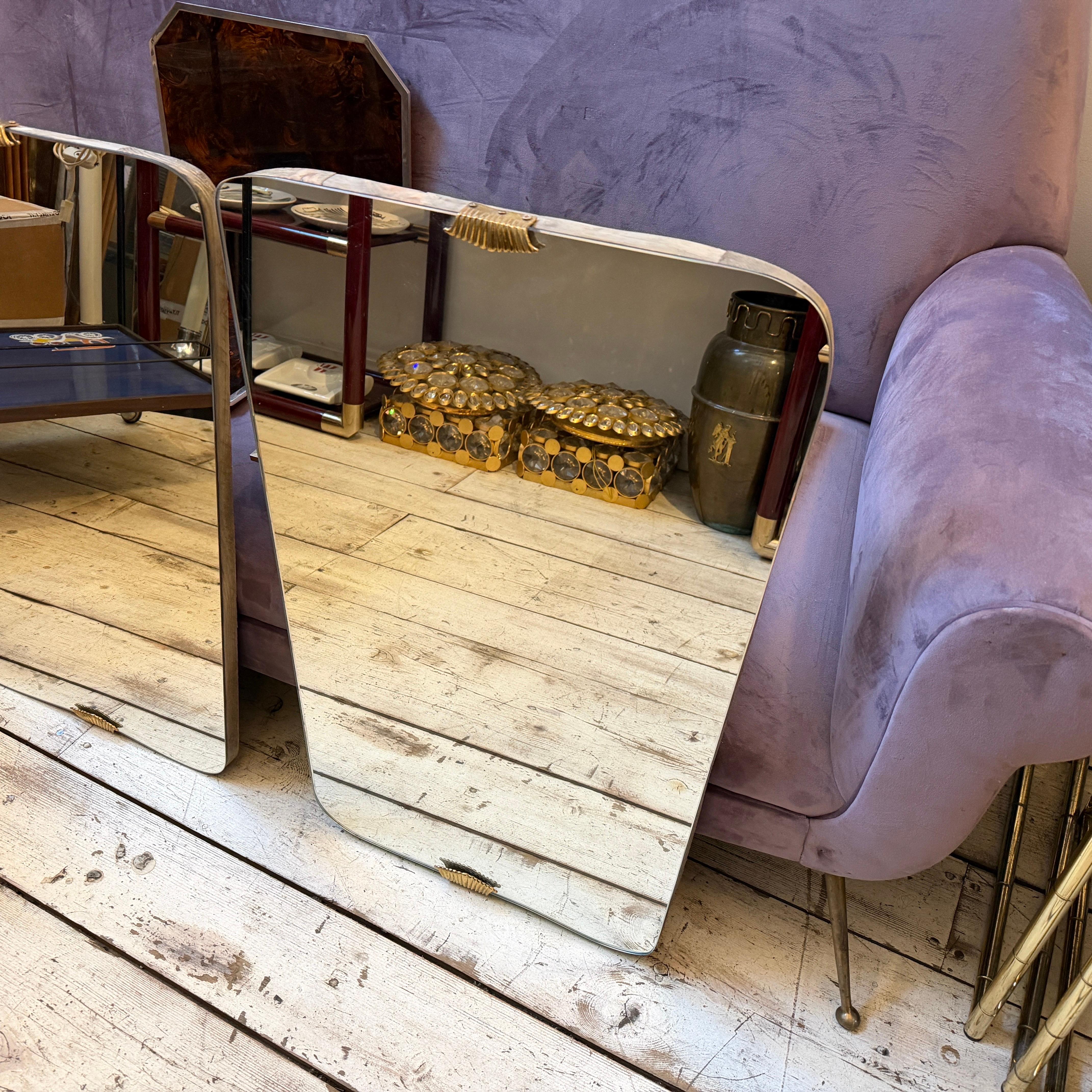 Dos espejos de pared de madera y latón modernos de mediados de siglo de estilo Gio Ponti de los años 50 en venta 7