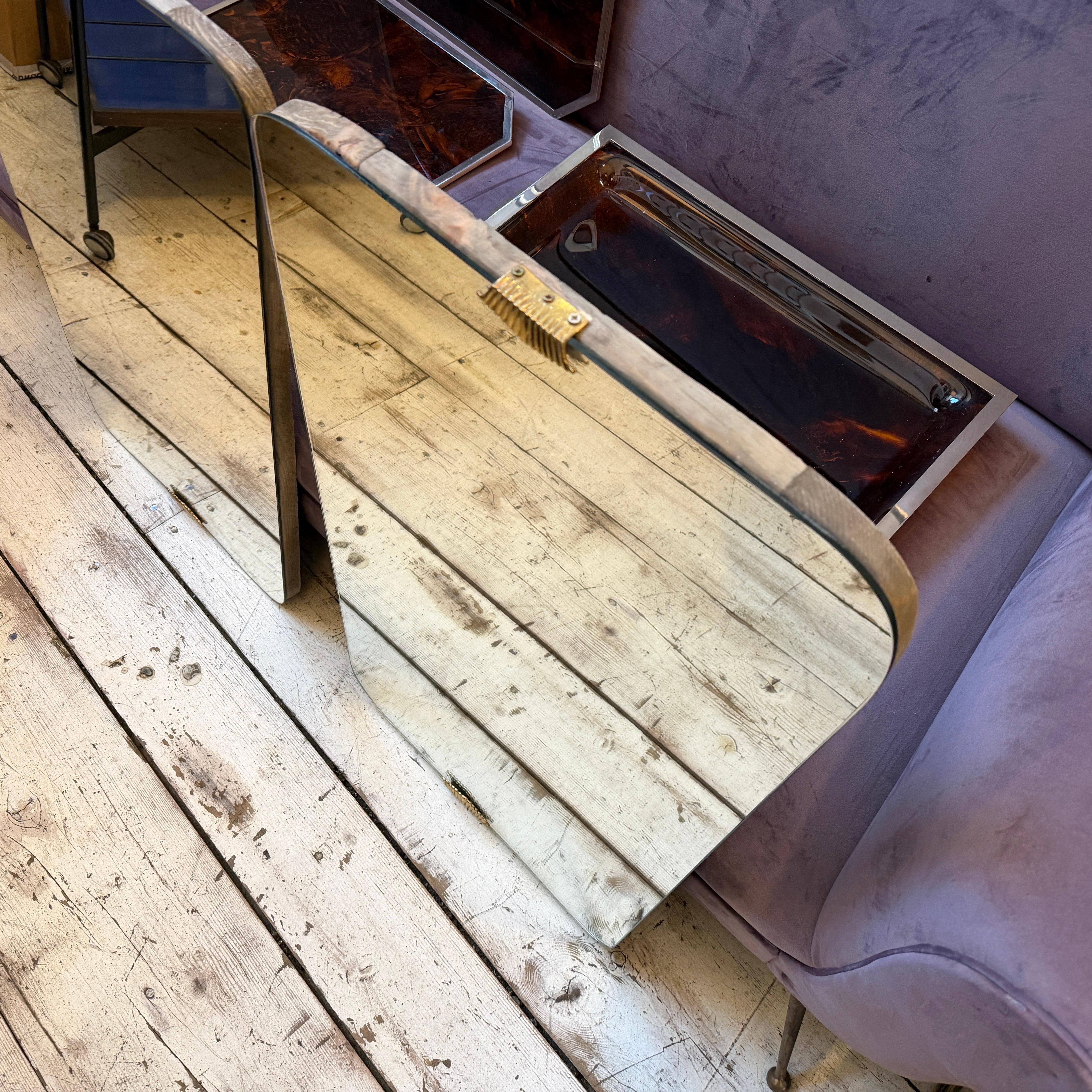 Dos espejos de pared de madera y latón modernos de mediados de siglo de estilo Gio Ponti de los años 50 en venta 8