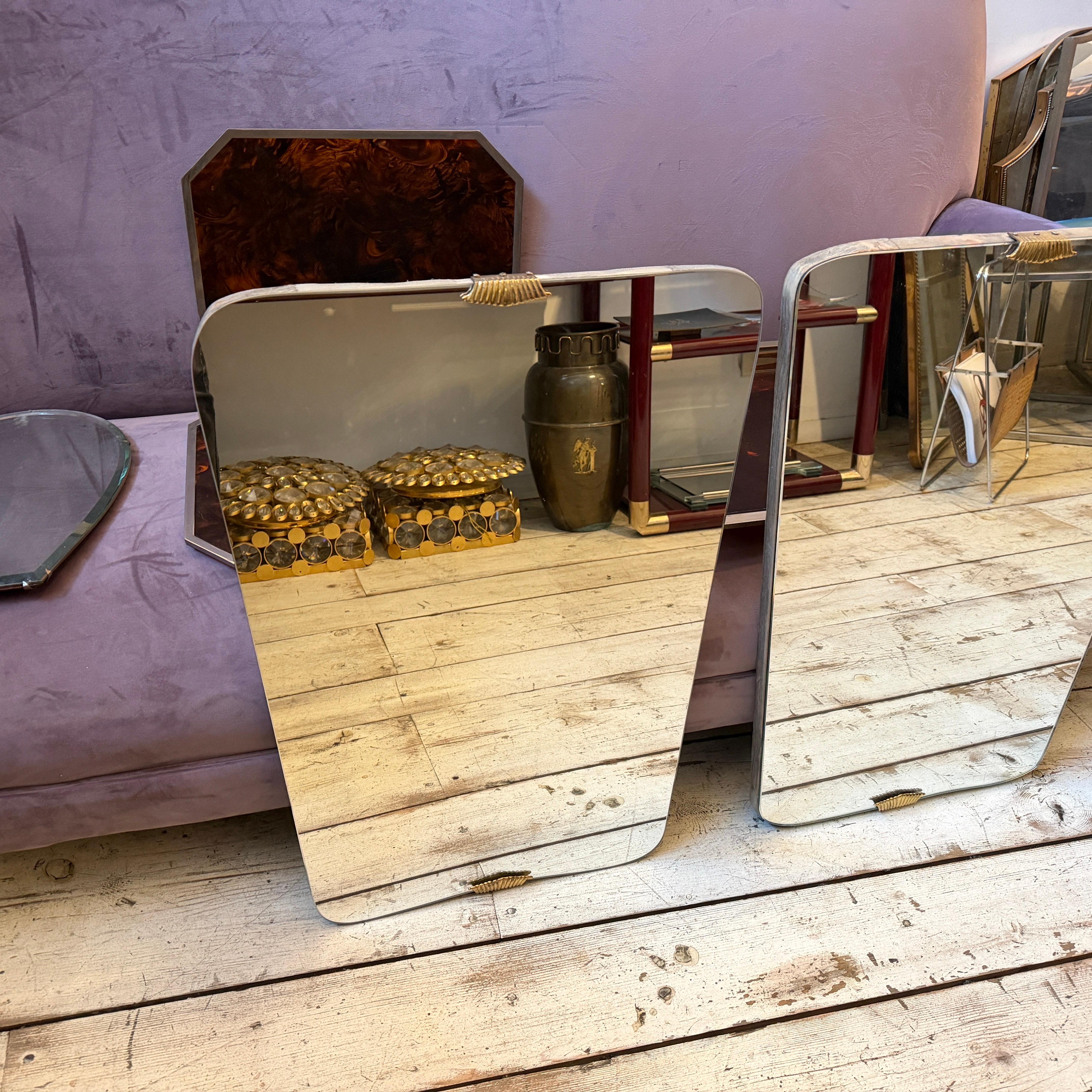 Dos espejos de pared de madera y latón modernos de mediados de siglo de estilo Gio Ponti de los años 50 Italiano en venta