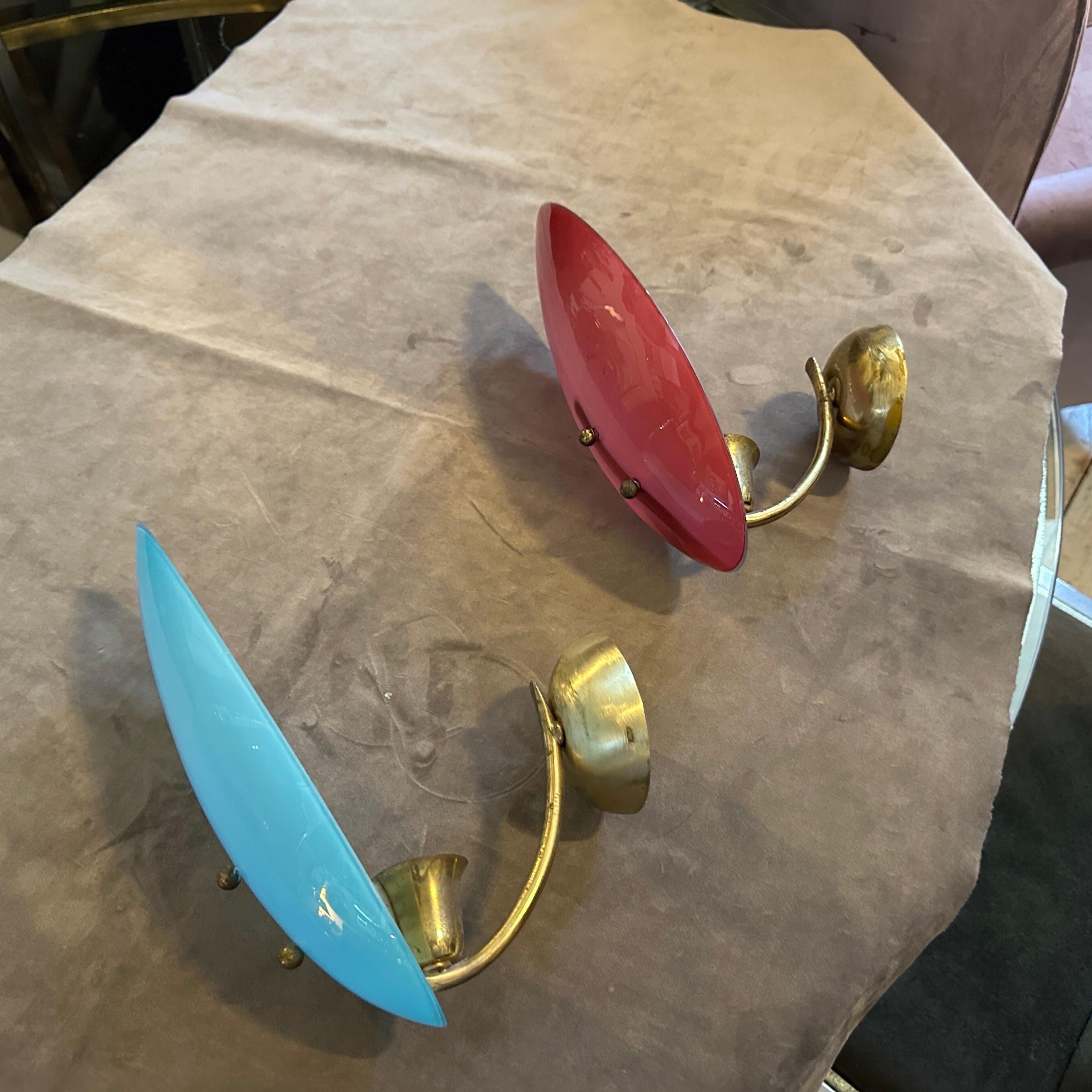 Mid-Century Modern Deux appliques murales italiennes en laiton et verre opalin de style moderne du milieu du siècle dernier des années 1950 en vente
