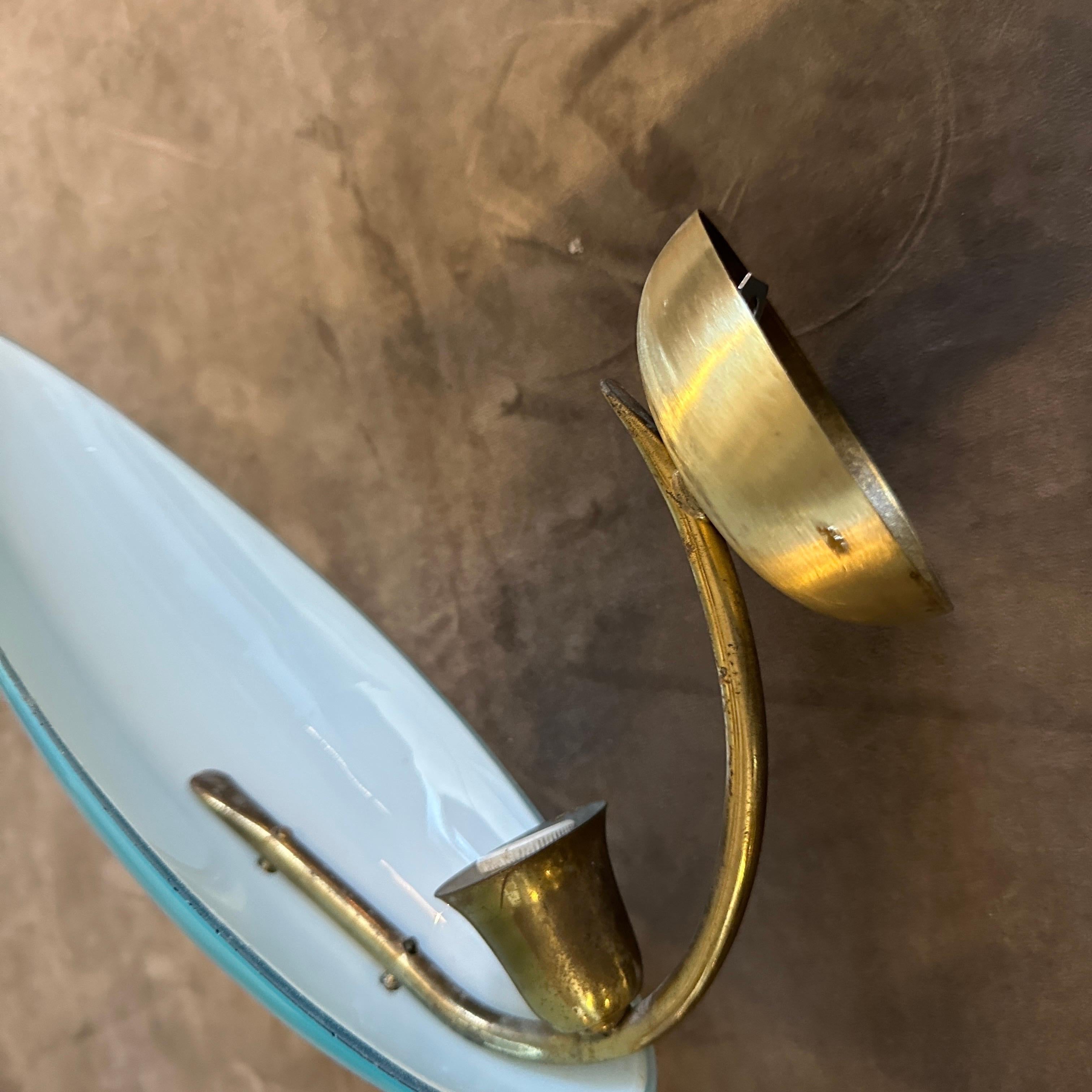 Deux appliques murales italiennes en laiton et verre opalin de style moderne du milieu du siècle dernier des années 1950 en vente 3