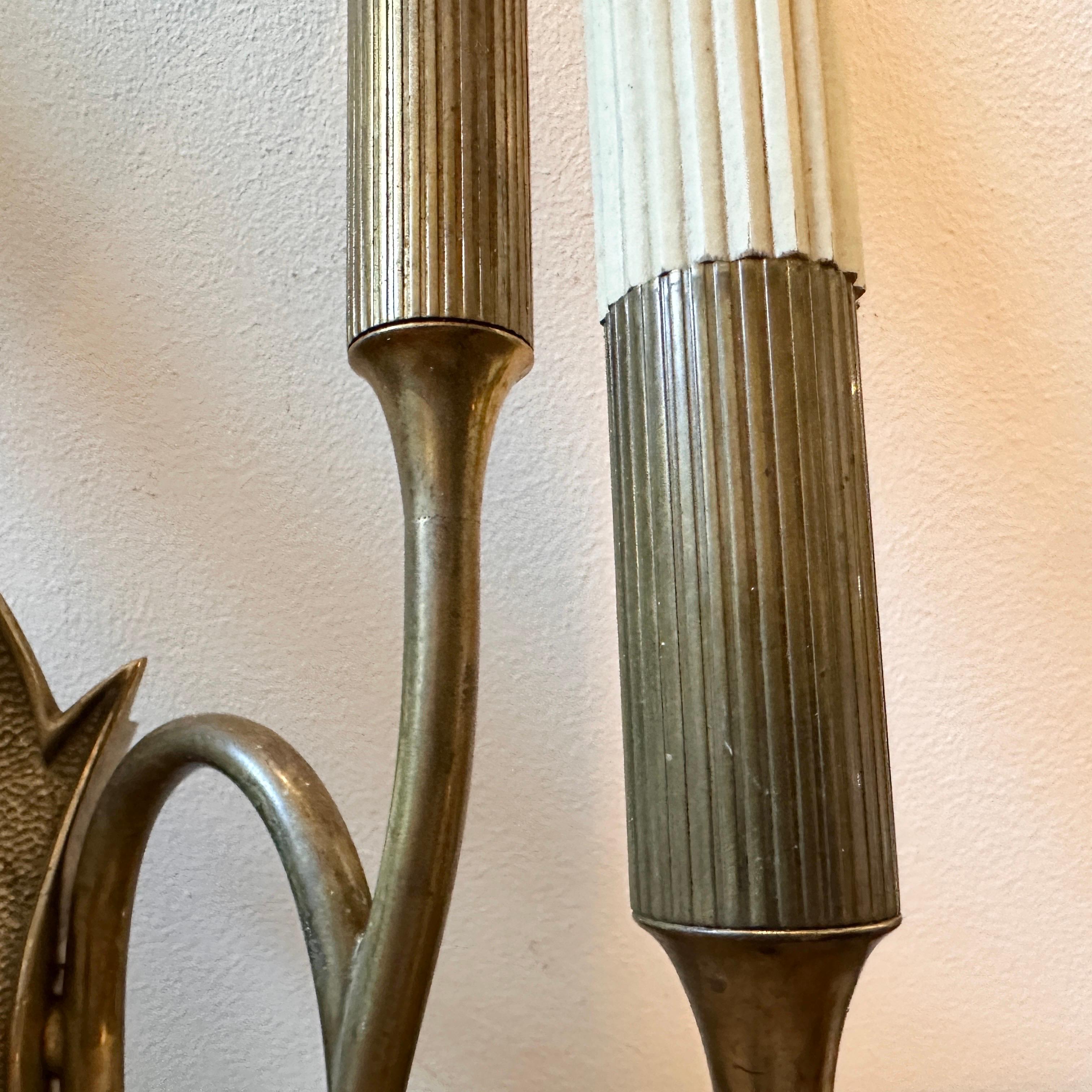 Two 1950s Mid-Century Modern Brass Wall sconces in the style of Oscar Torlasco For Sale 6