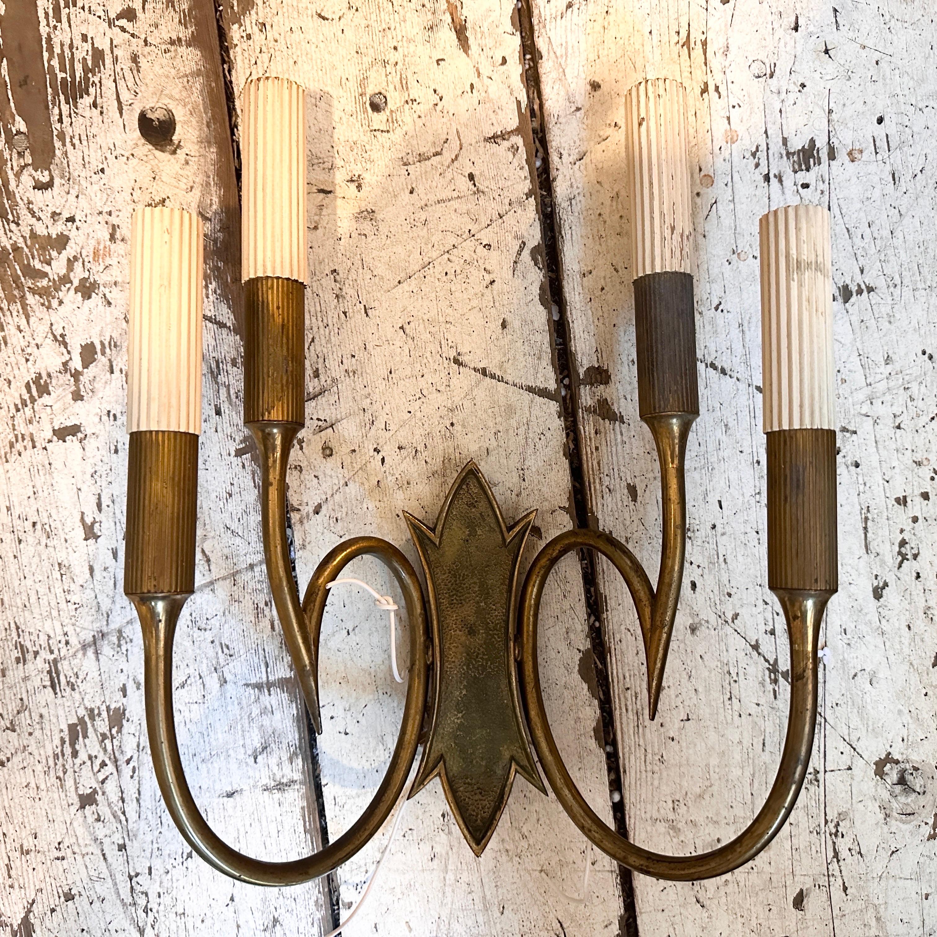 Two 1950s Mid-Century Modern Brass Wall sconces in the style of Oscar Torlasco For Sale 10