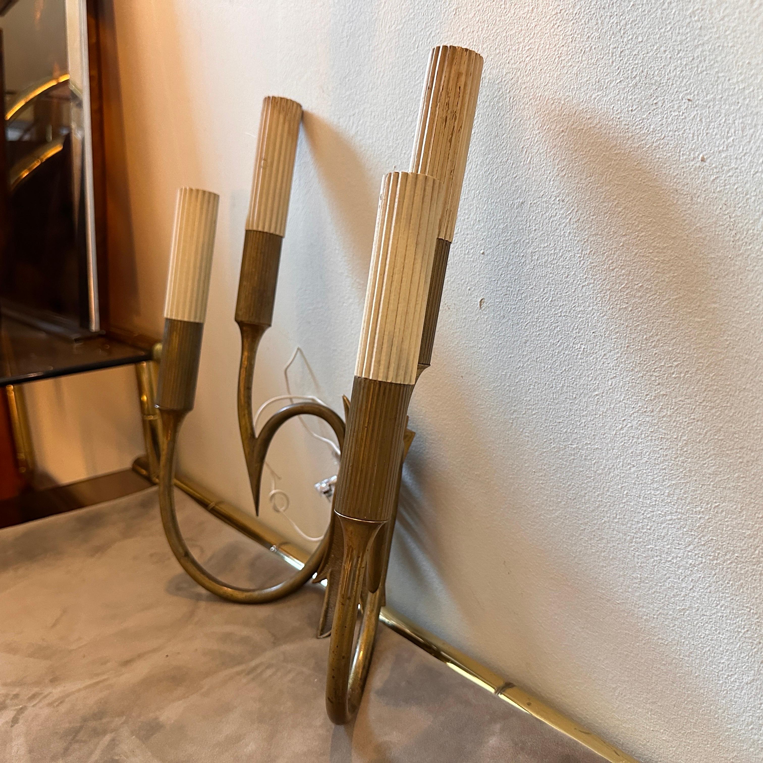 Two 1950s Mid-Century Modern Brass Wall sconces in the style of Oscar Torlasco For Sale 4