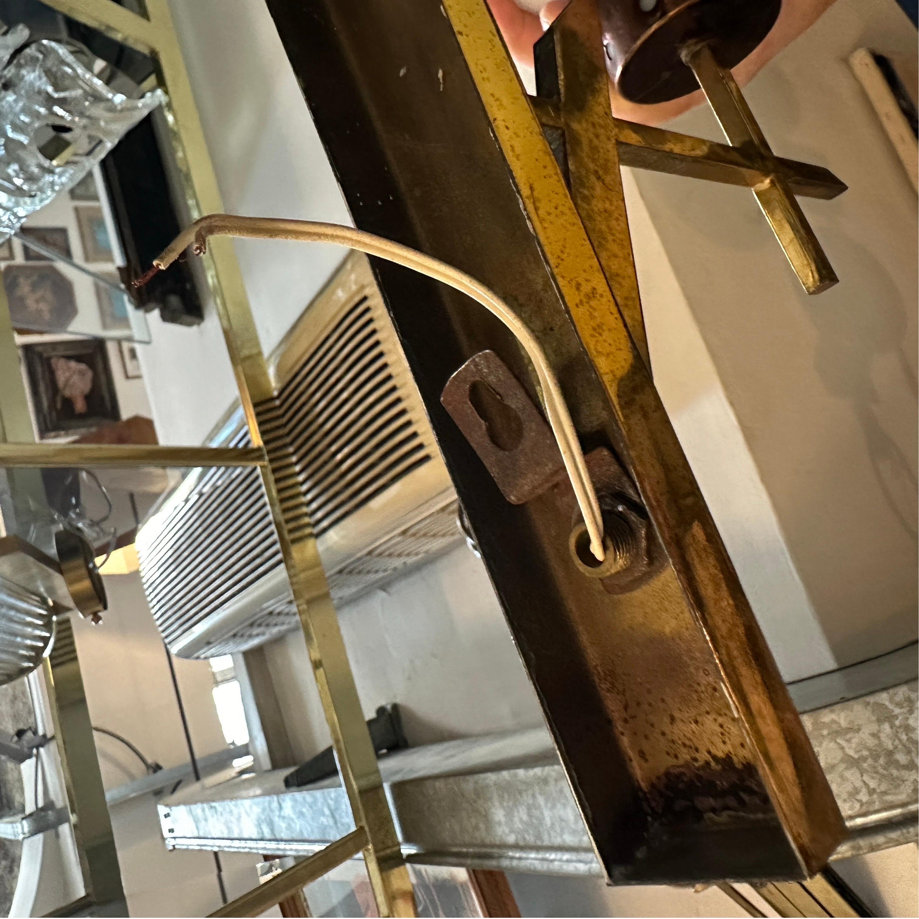 Due lampade da parete italiane in ottone e vetro in stile Stilnovo anni '50, metà del secolo scorso in vendita 3