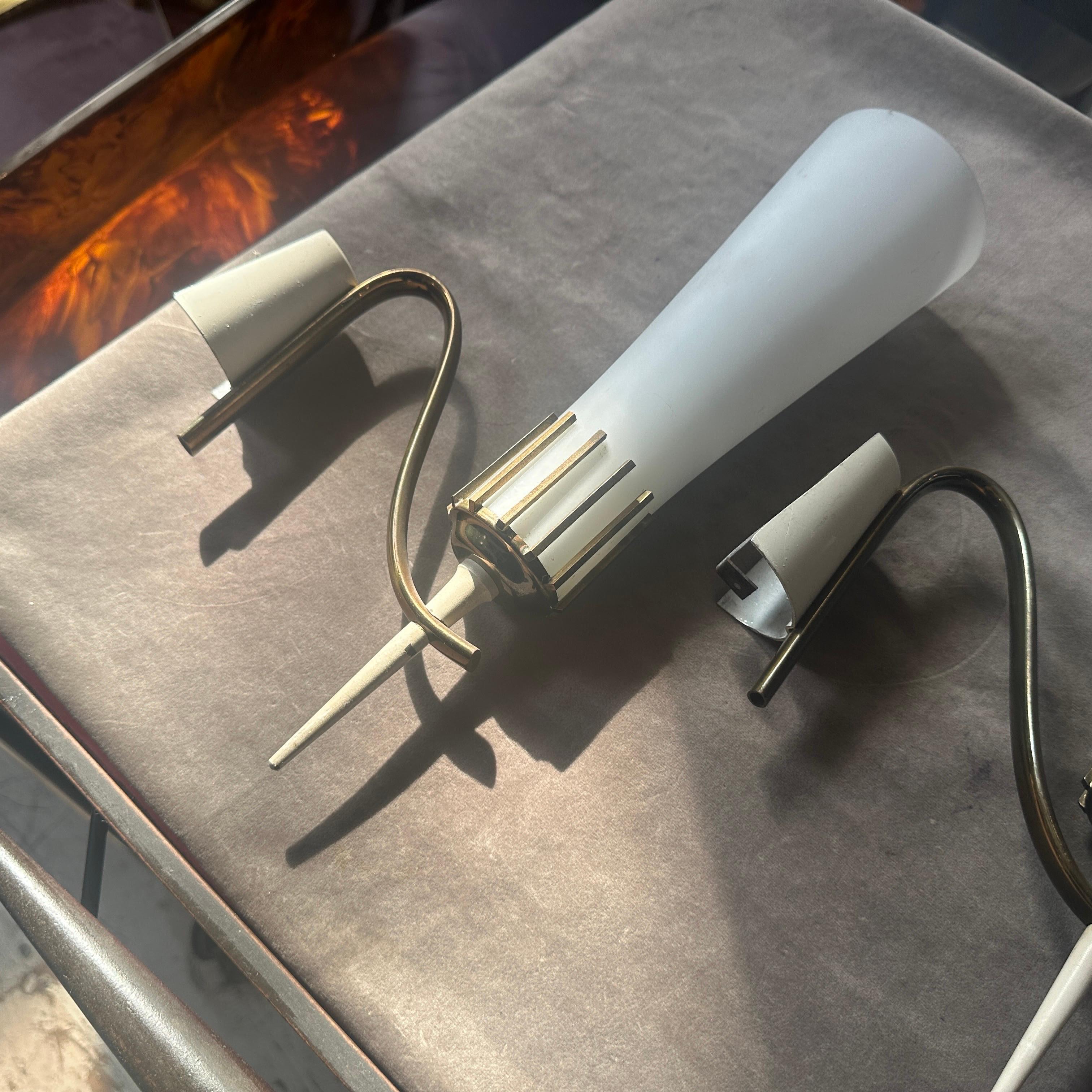 Dos apliques italianos de latón y cristal estilo Stilnovo de mediados del siglo XX en venta 4