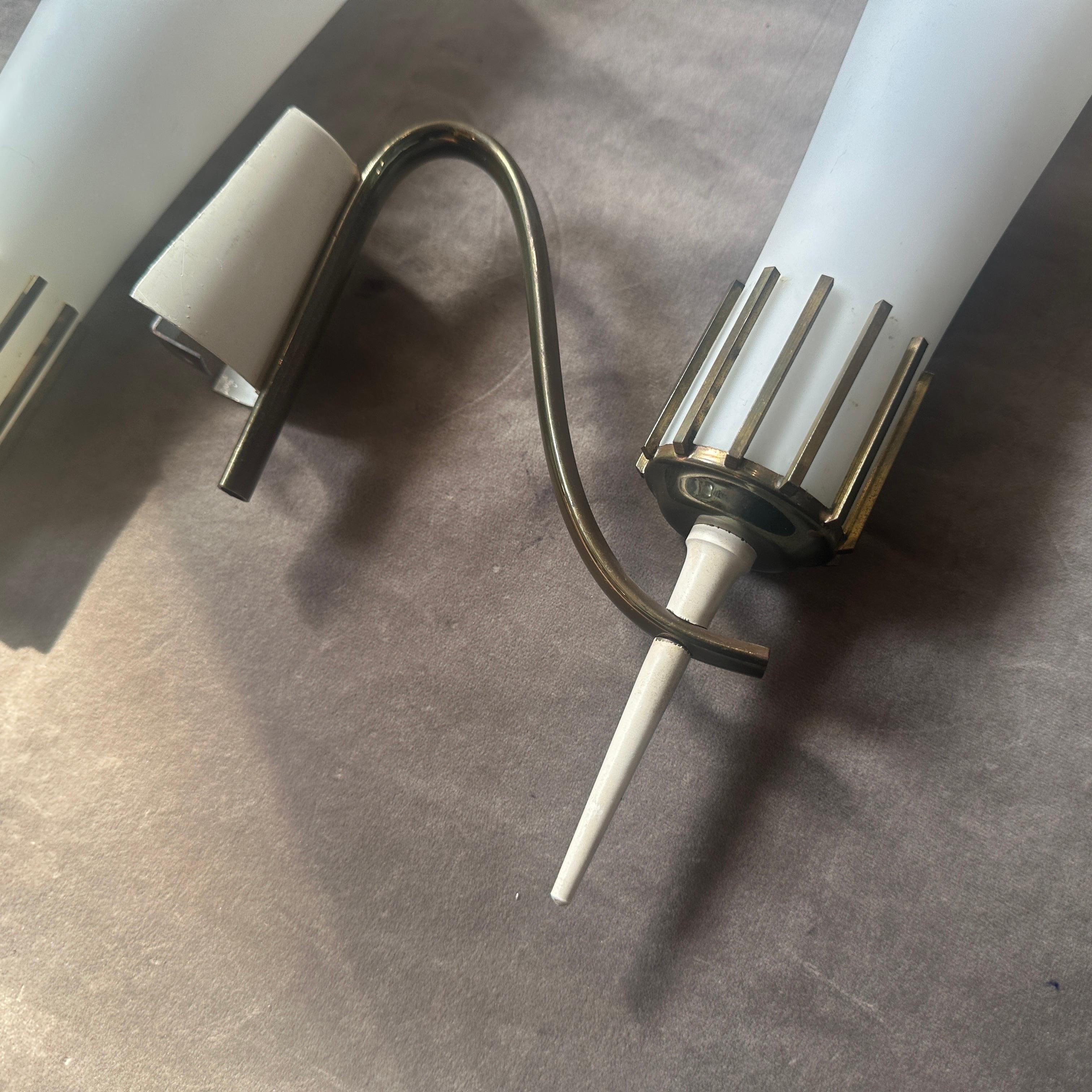 Dos apliques italianos de latón y cristal estilo Stilnovo de mediados del siglo XX en venta 5