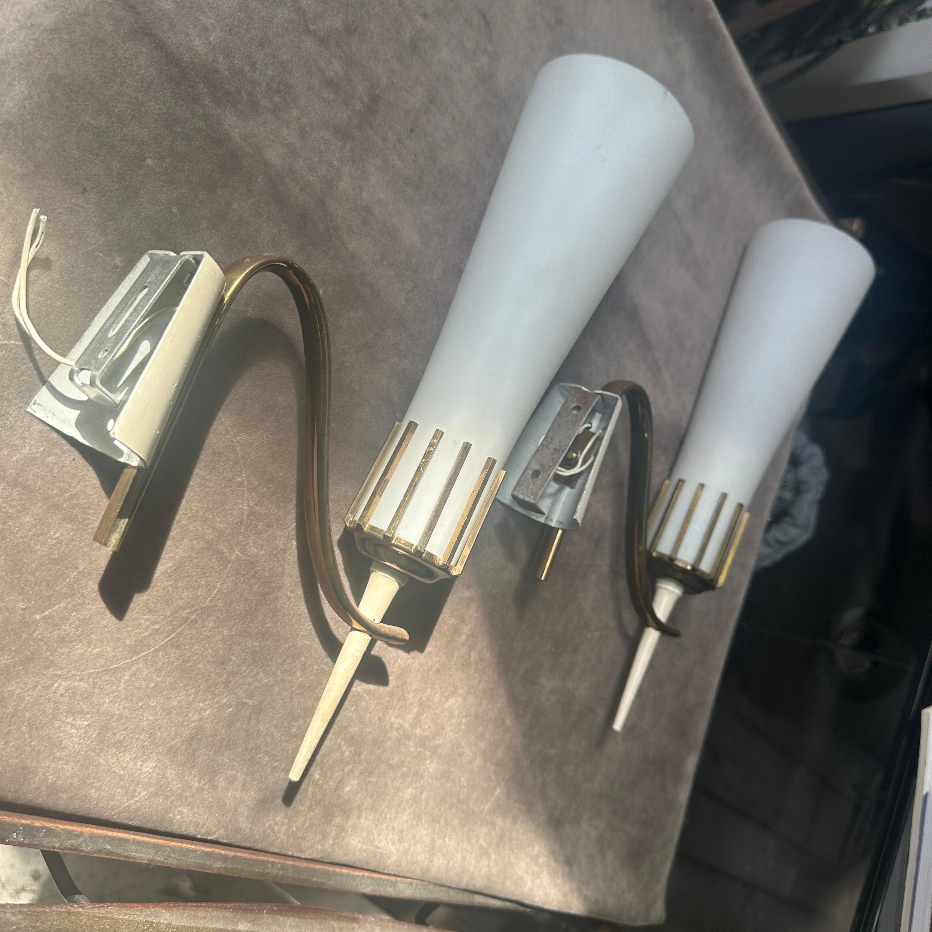 Dos apliques italianos de latón y cristal estilo Stilnovo de mediados del siglo XX en venta 6