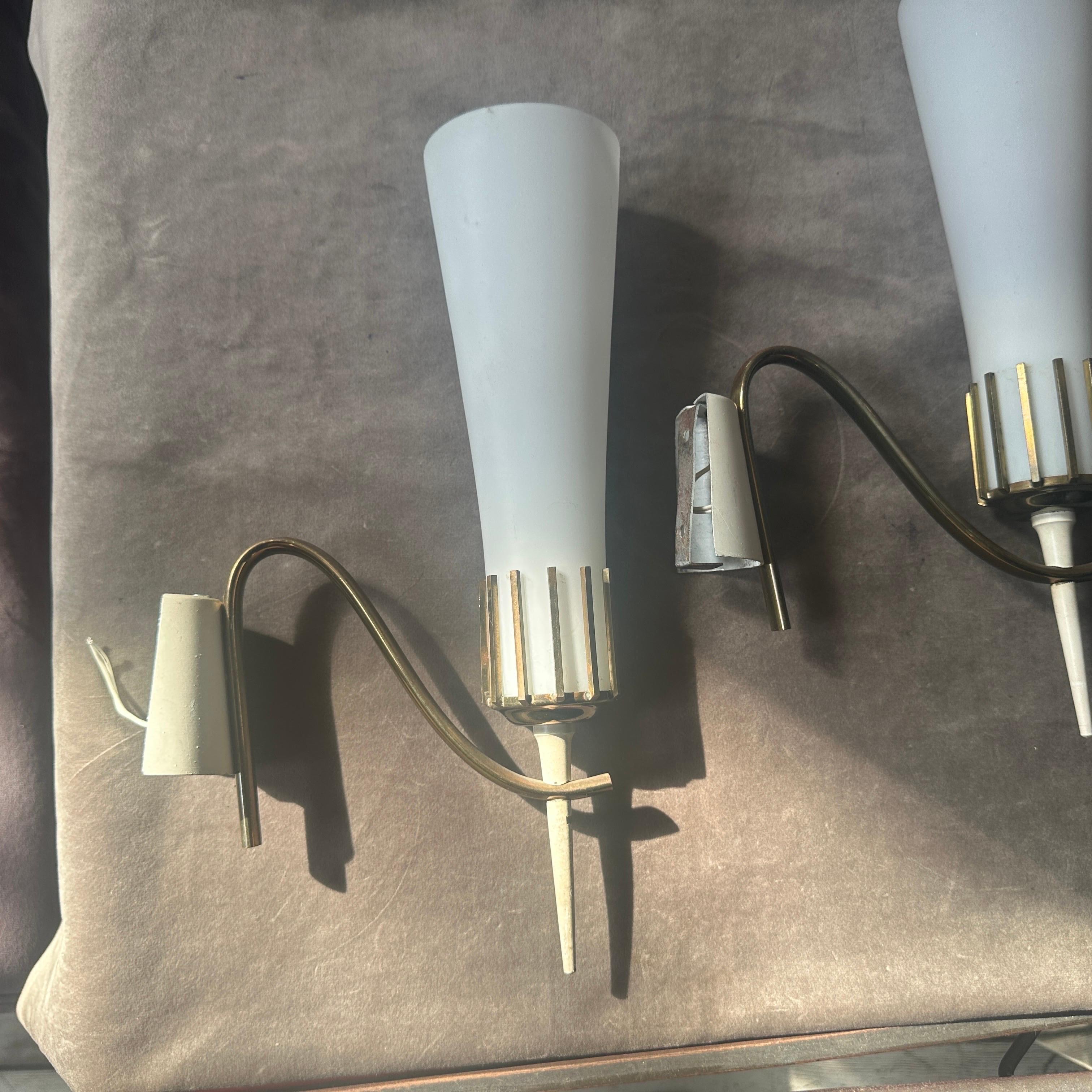 Dos apliques italianos de latón y cristal estilo Stilnovo de mediados del siglo XX en venta 7