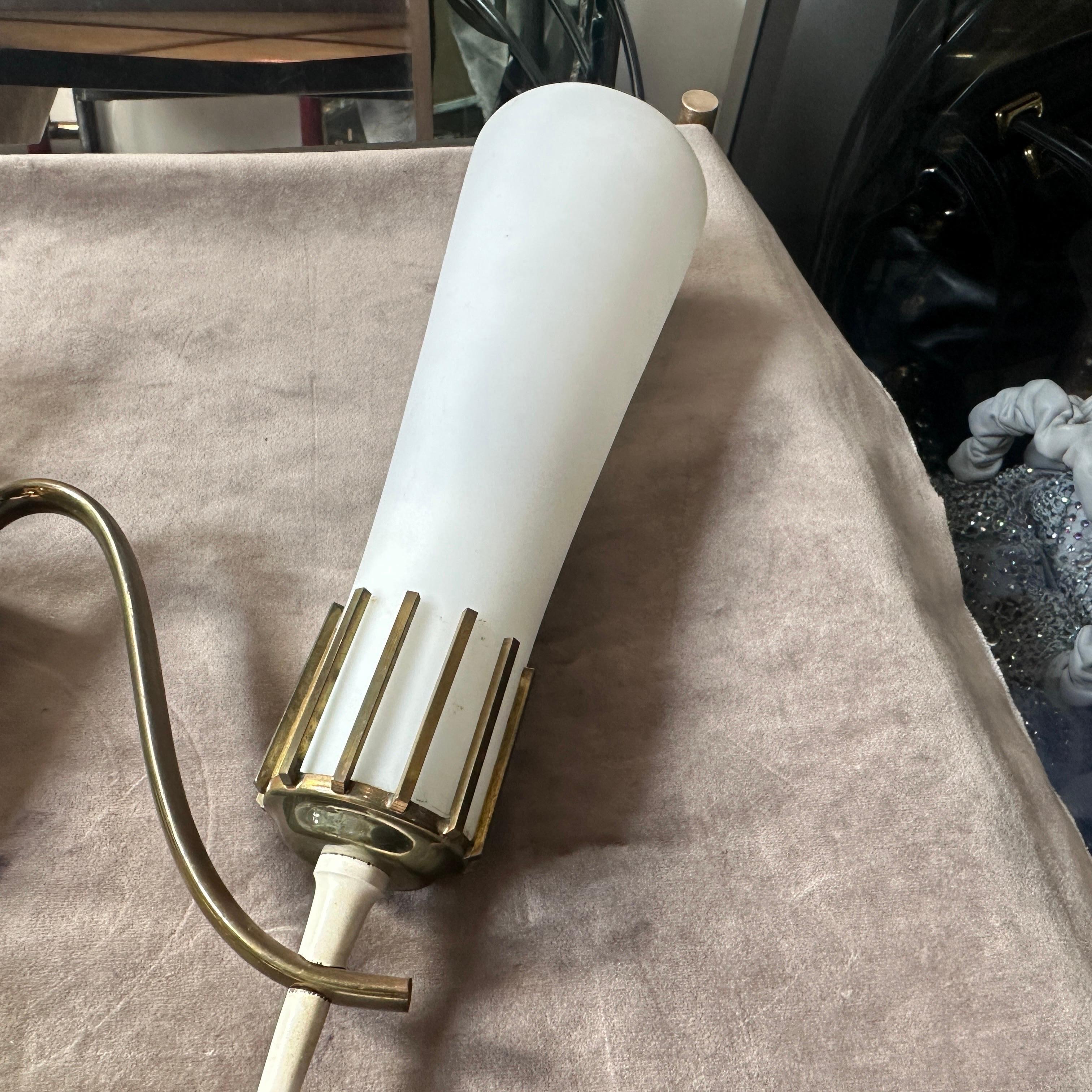 Se trata de un exquisito par de apliques de pared italianos de mediados de siglo de la década de 1950, que encarnan los sofisticados principios de diseño de maestros de la época como Stilnovo. Los apliques presentan una construcción llamativa y