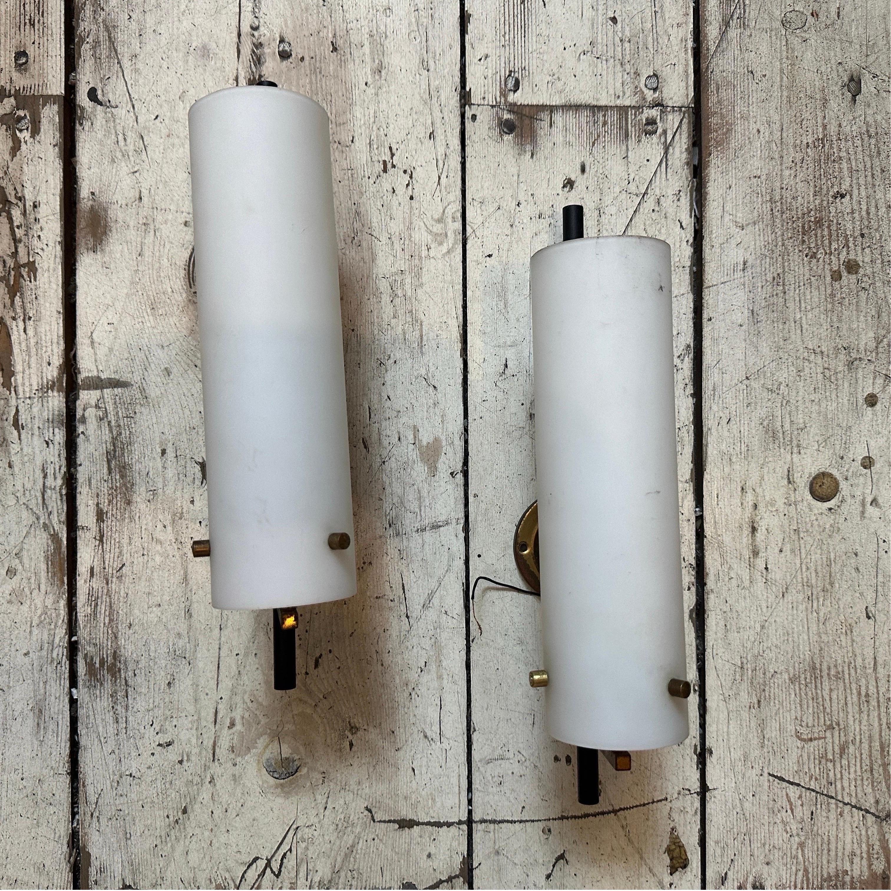 Two 1950s Stilnovo Style Mid-Century Modern Brass and Glass Italian Wall Sconces In Good Condition In Aci Castello, IT